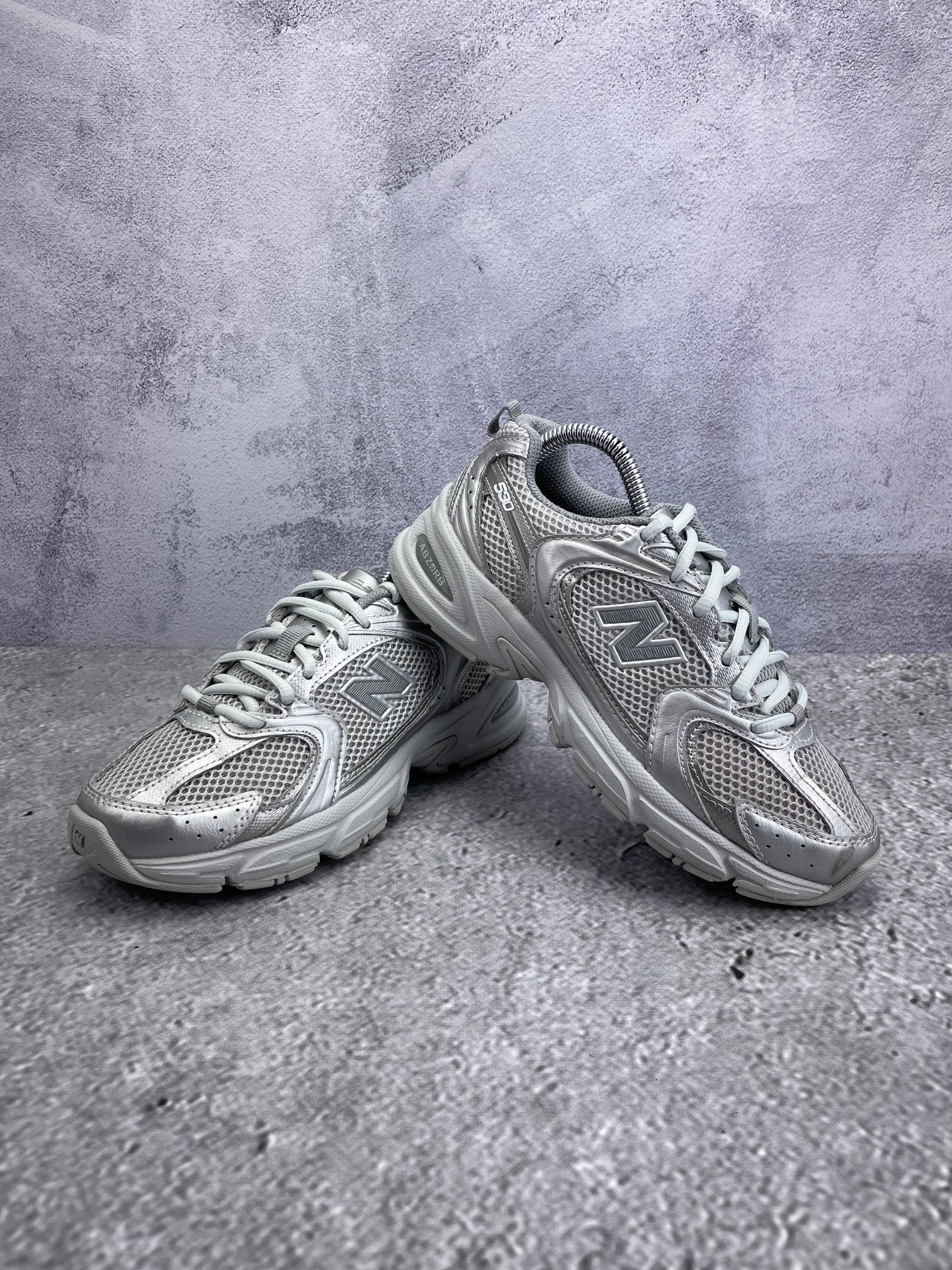 New Balance 530 Silver Metallic Moonbeam - buty sportowe, para butów, widok z boku na tle studyjnym