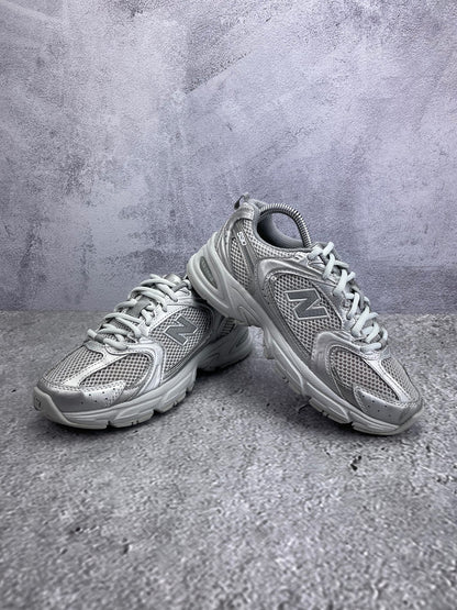 New Balance 530 Silver Metallic Moonbeam - buty sportowe, para butów, widok z boku na tle studyjnym