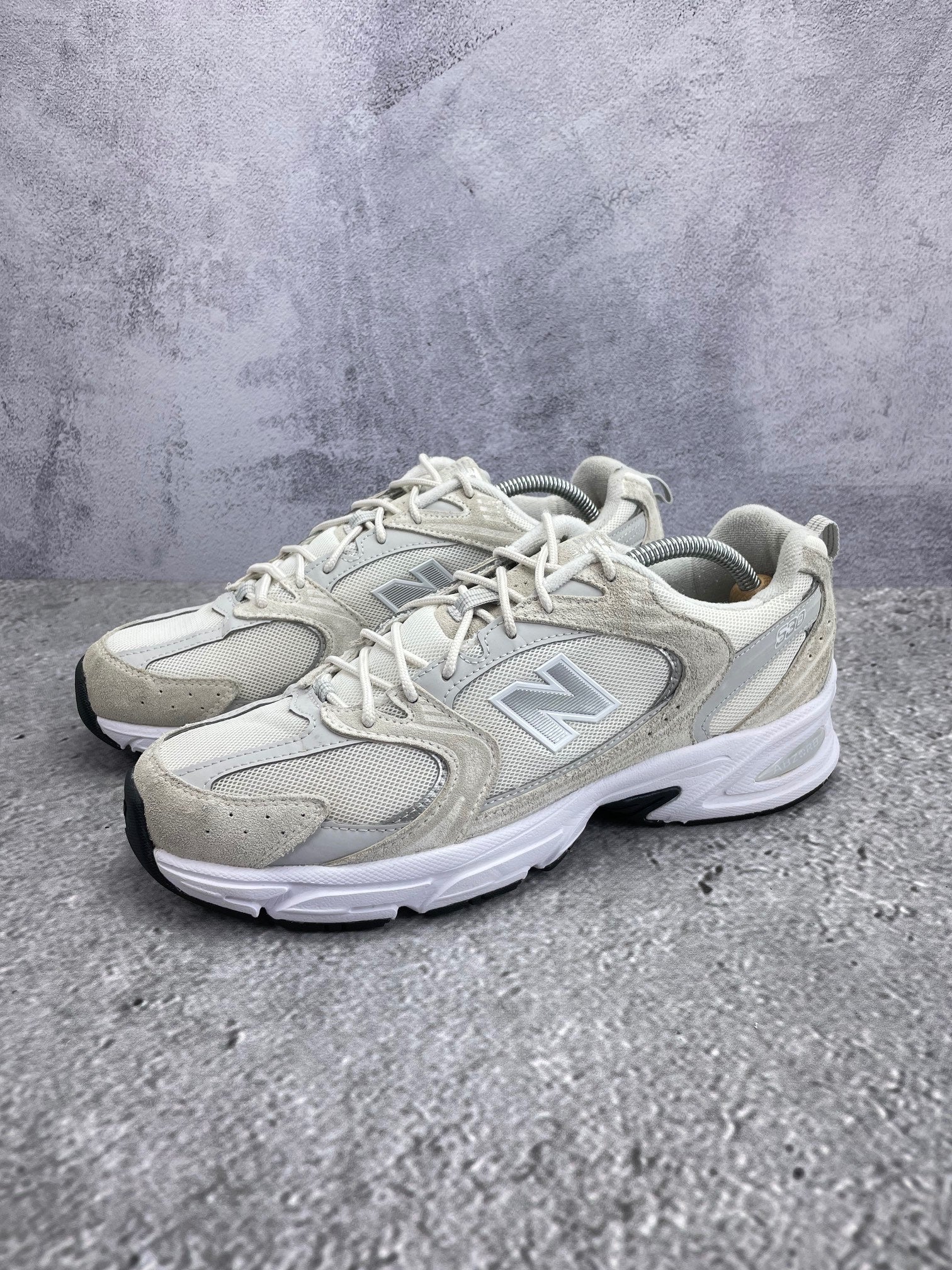 New Balance 530 Sea Salt - buty sportowe, widok z boku na tle studyjnym