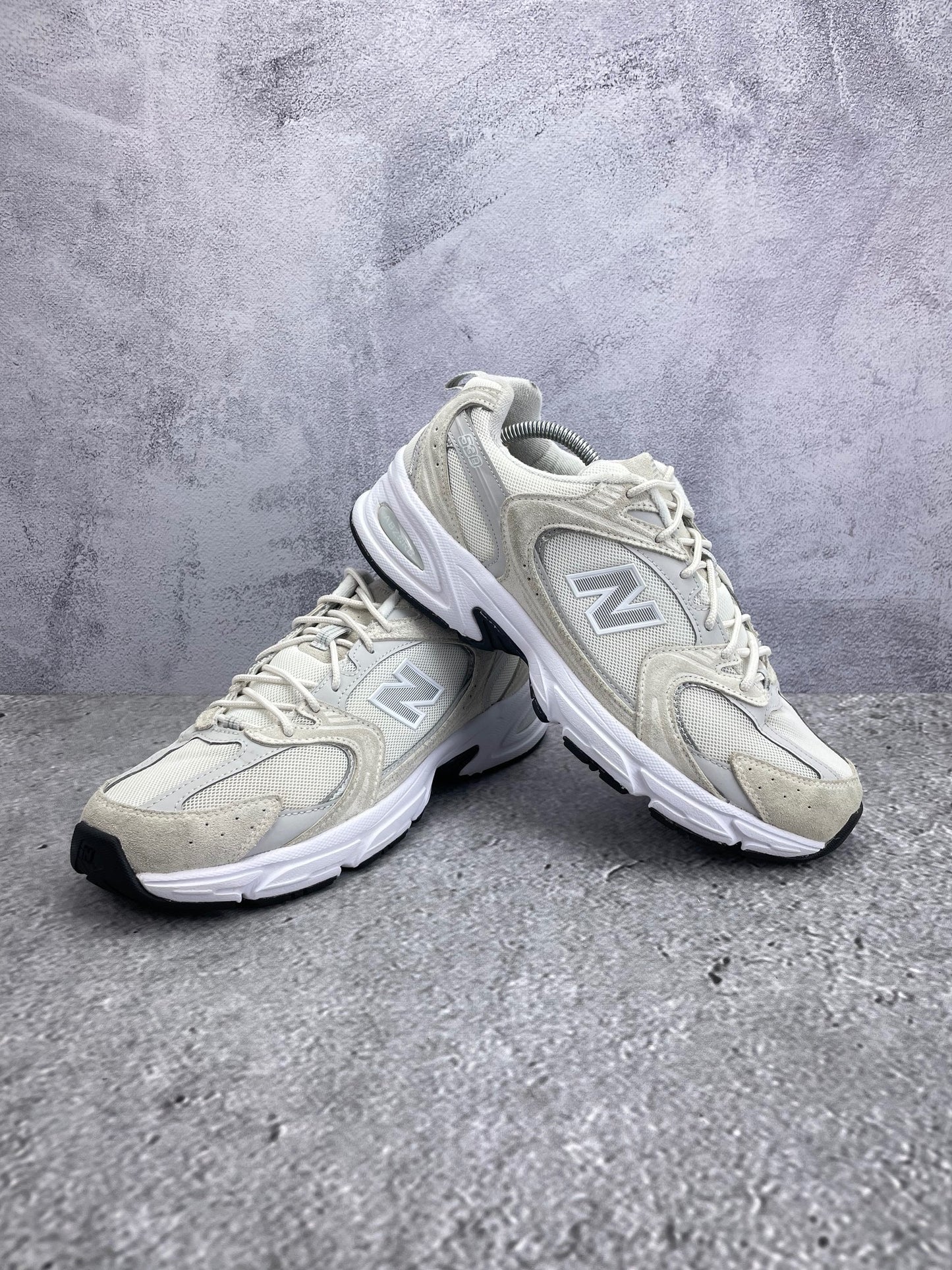 New Balance 530 Sea Salt - buty sportowe, para butów, widok z boku na tle studyjnym
