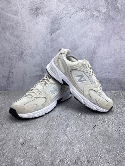 New Balance 530 Sea Salt - buty sportowe, para butów, widok z boku na tle studyjnym