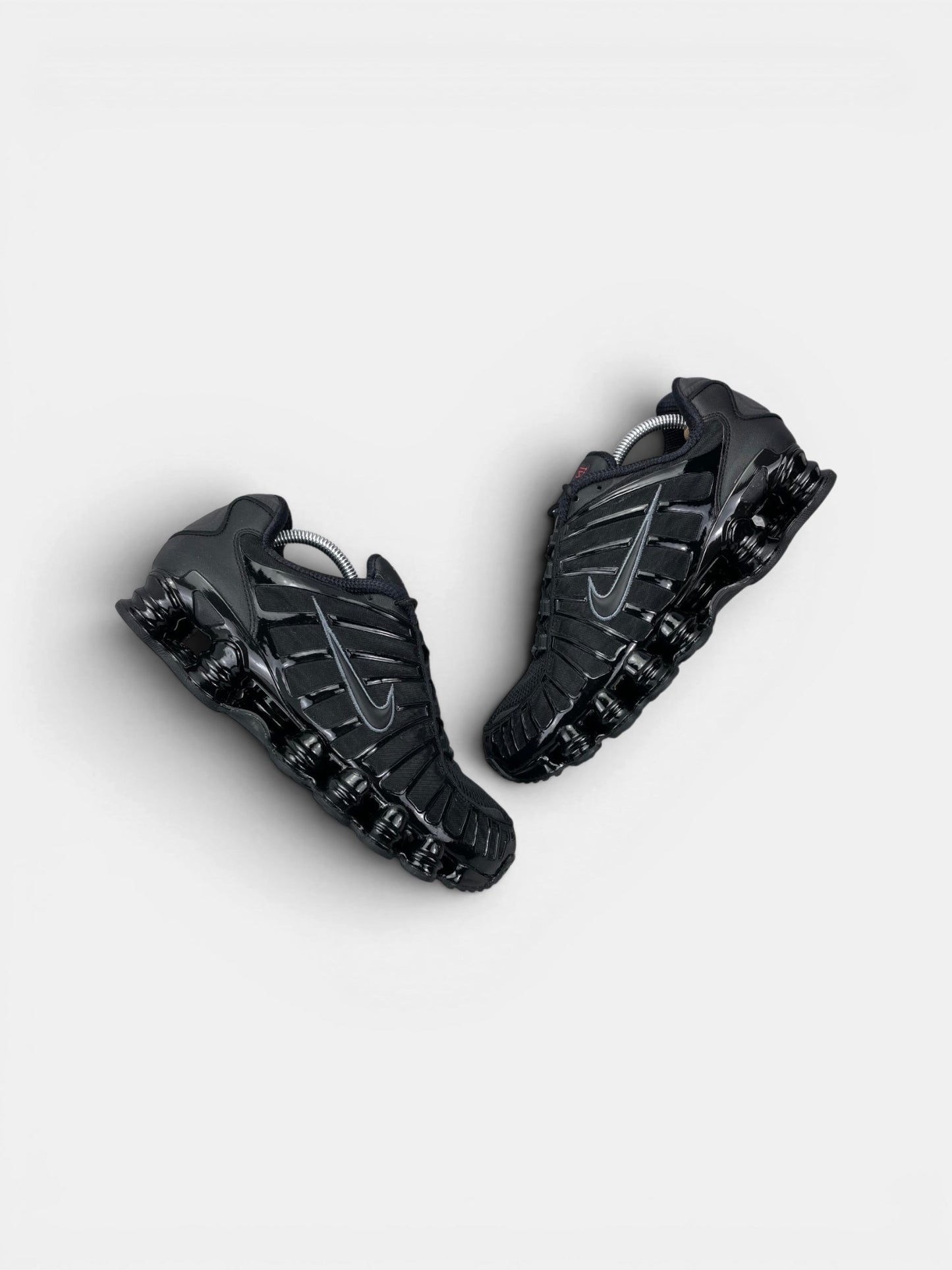 Nike Shox TL Black Metallic Hematite — buty sportowe męskie w bardzo dobrym stanie rozmiar 42.5, widok z góry na zewnętrzną stronę butów