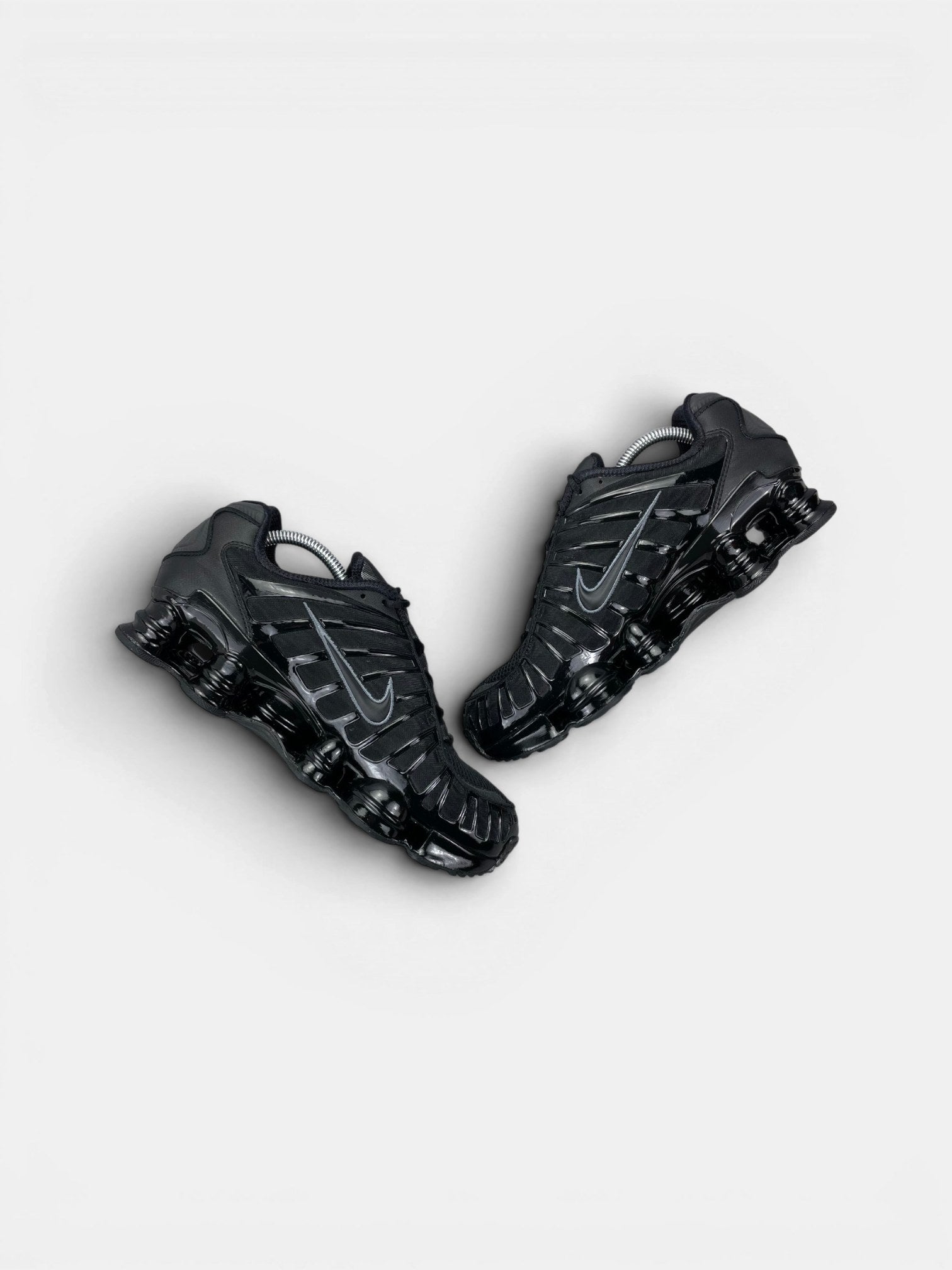 Nike Shox TL Black Metallic Hematite — buty sportowe męskie w bardzo dobrym stanie rozmiar 42.5, widok z góry na wewnętrzną stronę butów