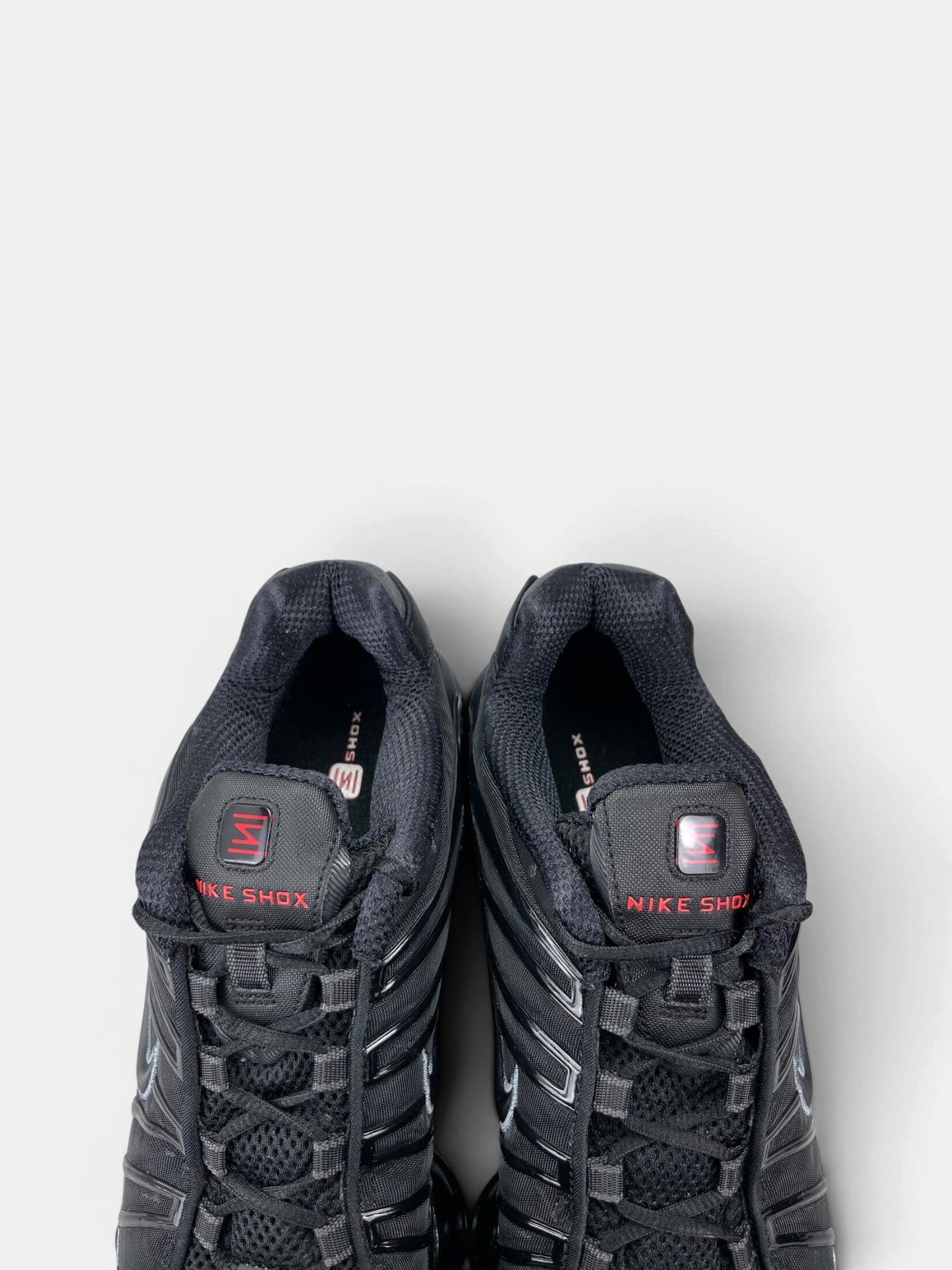 Nike Shox TL Black Metallic Hematite — buty sportowe męskie w bardzo dobrym stanie rozmiar 42.5, zapiętki butów