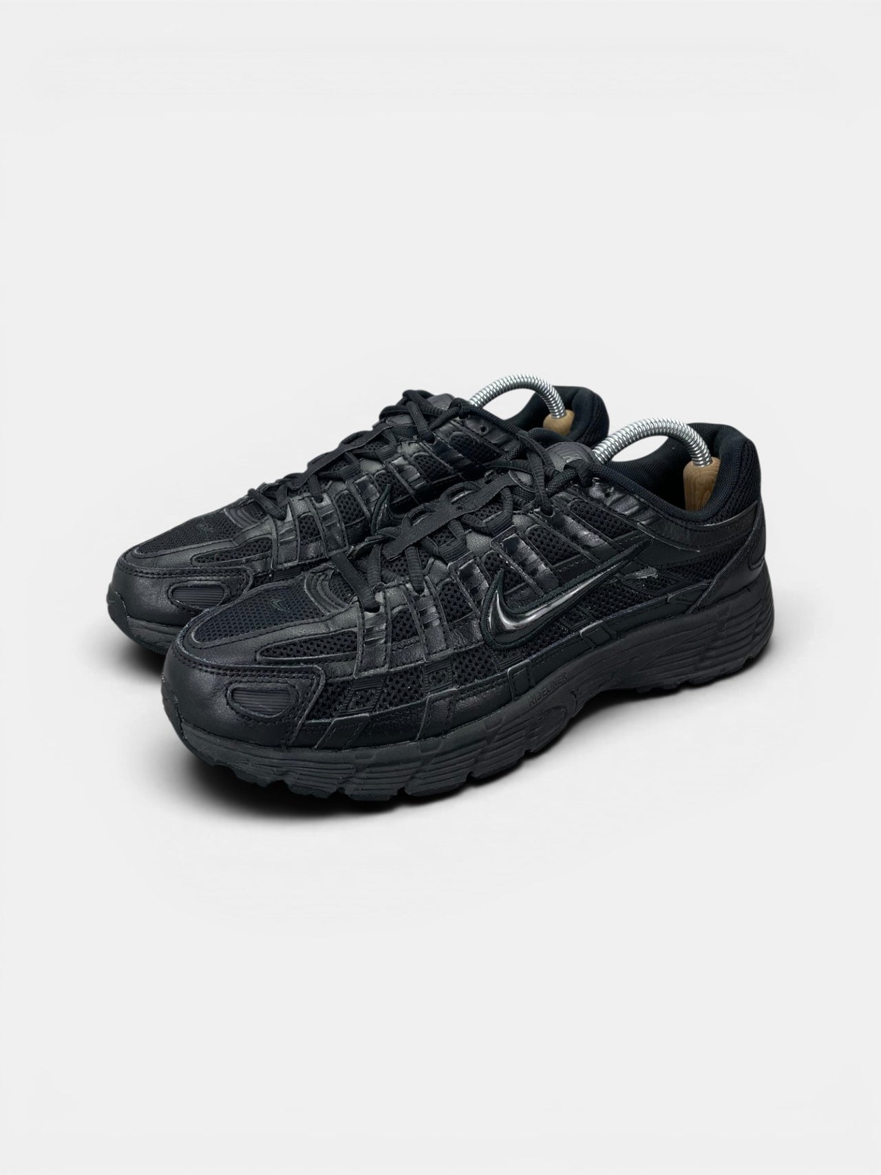 Nike P-6000 Black — buty sportowe męskie w bardzo dobrym stanie rozmiar 42.5, widok z boku