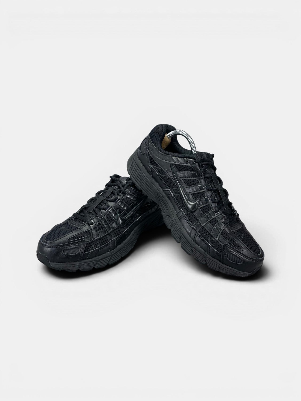 Nike P-6000 Black — buty sportowe męskie w bardzo dobrym stanie rozmiar 42.5, boczny profil