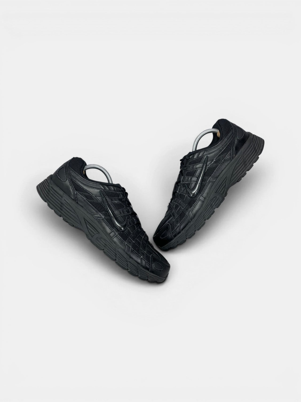 Nike P-6000 Black — buty sportowe męskie w bardzo dobrym stanie rozmiar 42.5, widok z góry na zewnętrzną stronę butów