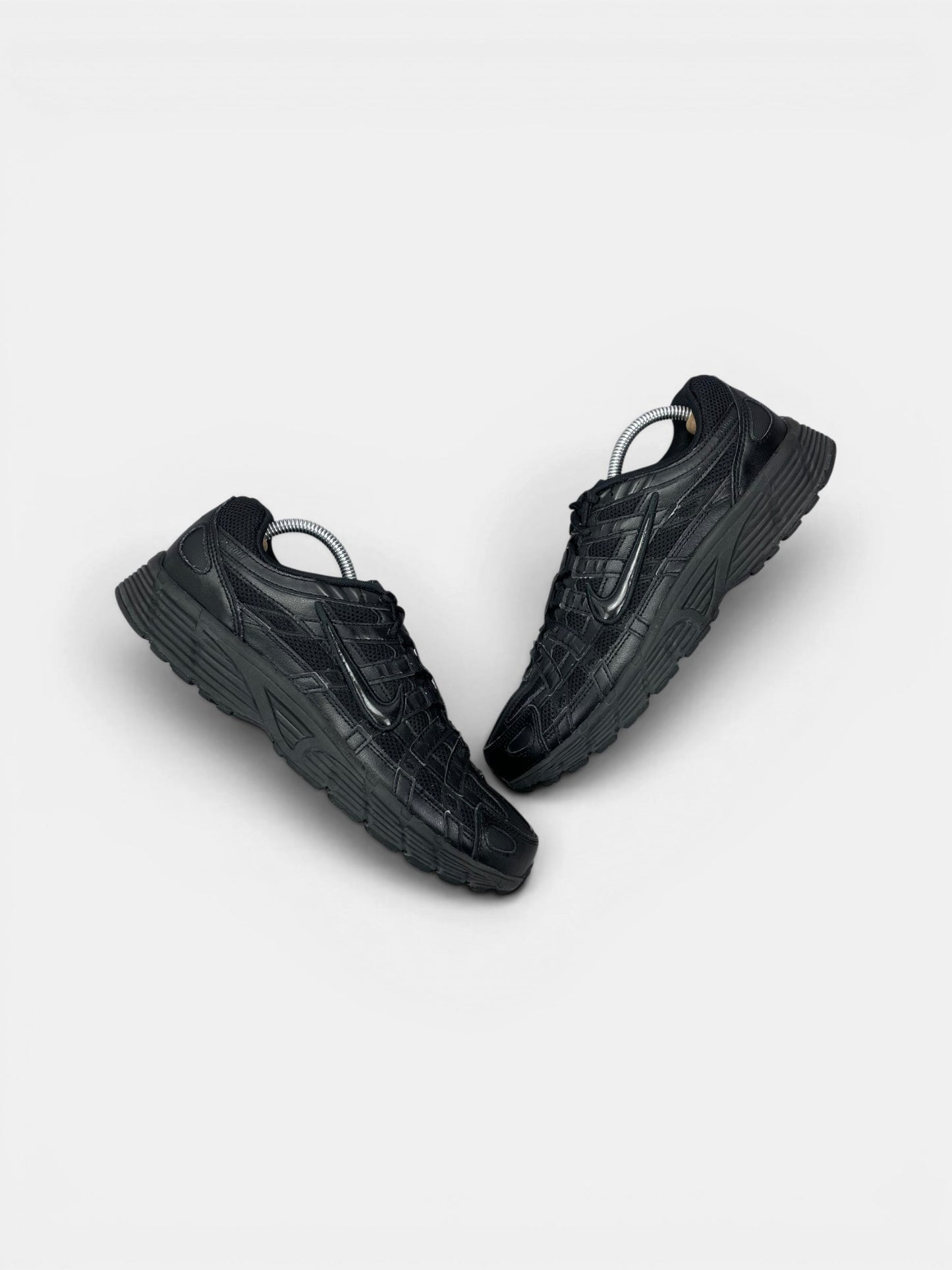 Nike P-6000 Black — buty sportowe męskie w bardzo dobrym stanie rozmiar 42.5, widok z góry na zewnętrzną stronę butów