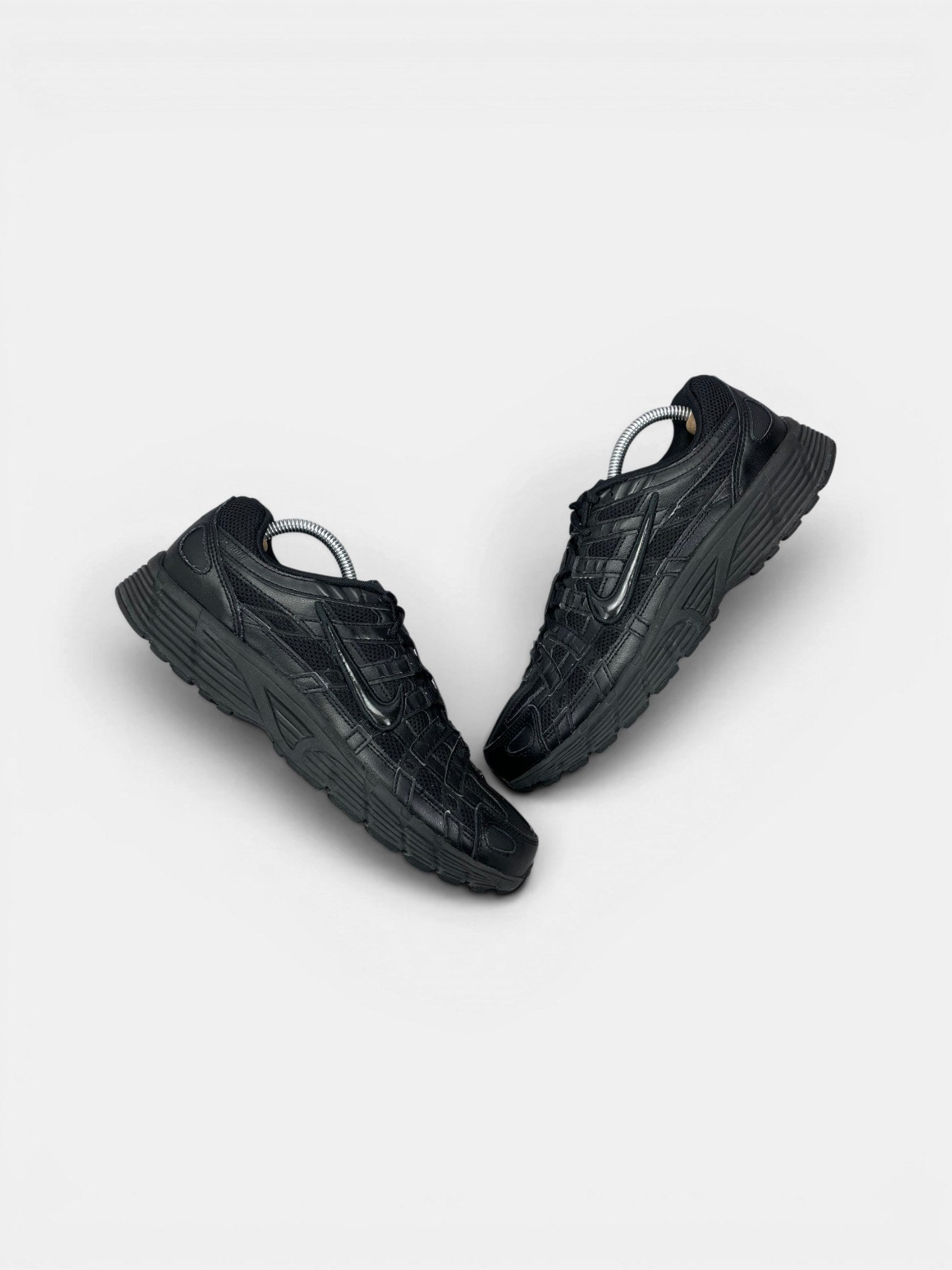 Nike P-6000 Black — buty sportowe męskie w bardzo dobrym stanie rozmiar 42.5, widok z góry na zewnętrzną stronę butów