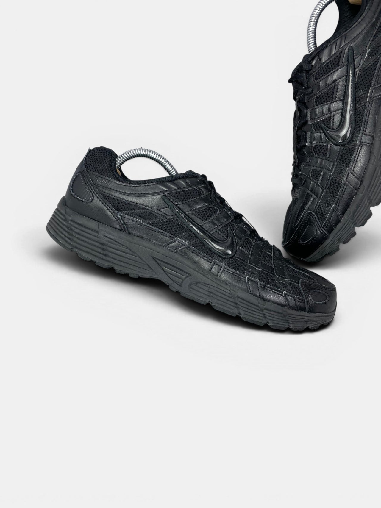 Nike P-6000 Black — buty sportowe męskie w bardzo dobrym stanie rozmiar 42.5, zewnętrzny panel prawego buta
