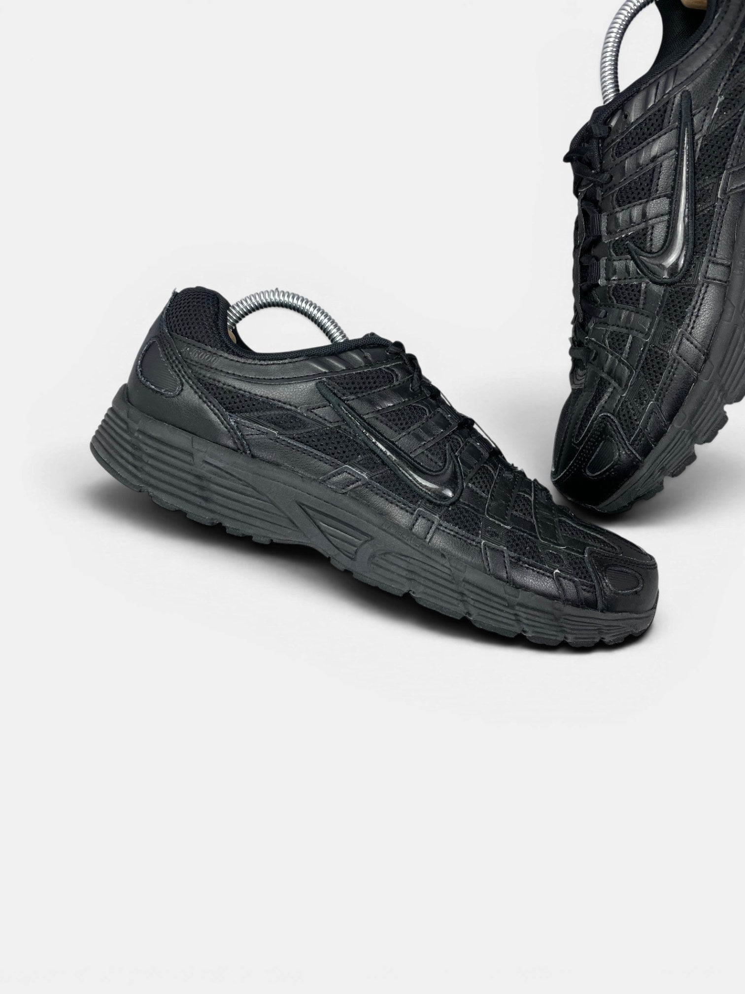 Nike P-6000 Black — buty sportowe męskie w bardzo dobrym stanie rozmiar 42.5, zewnętrzny panel prawego buta