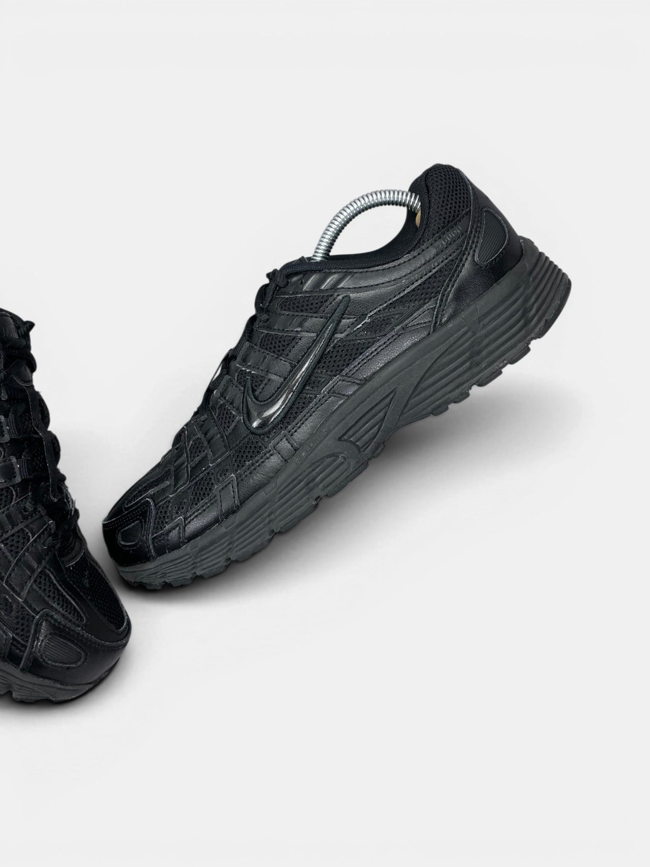 Nike P-6000 Black — buty sportowe męskie w bardzo dobrym stanie rozmiar 42.5, zewnętrzny panel lewego buta