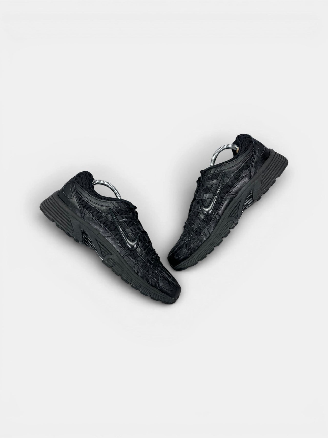 Nike P-6000 Black — buty sportowe męskie w bardzo dobrym stanie rozmiar 42.5, widok z góry na wewnętrzną stronę butów