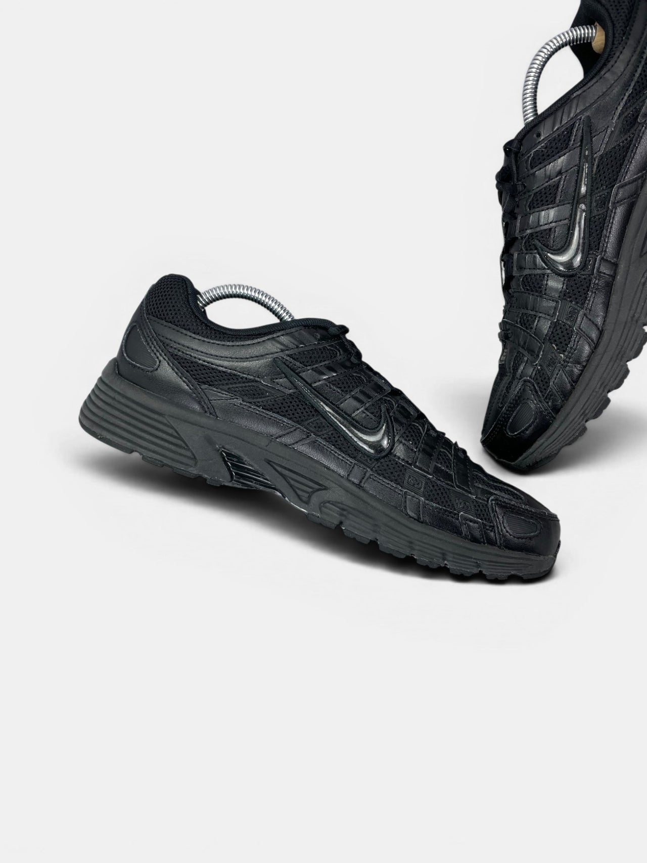 Nike P-6000 Black — buty sportowe męskie w bardzo dobrym stanie rozmiar 42.5, wewnętrzny panel lewego buta