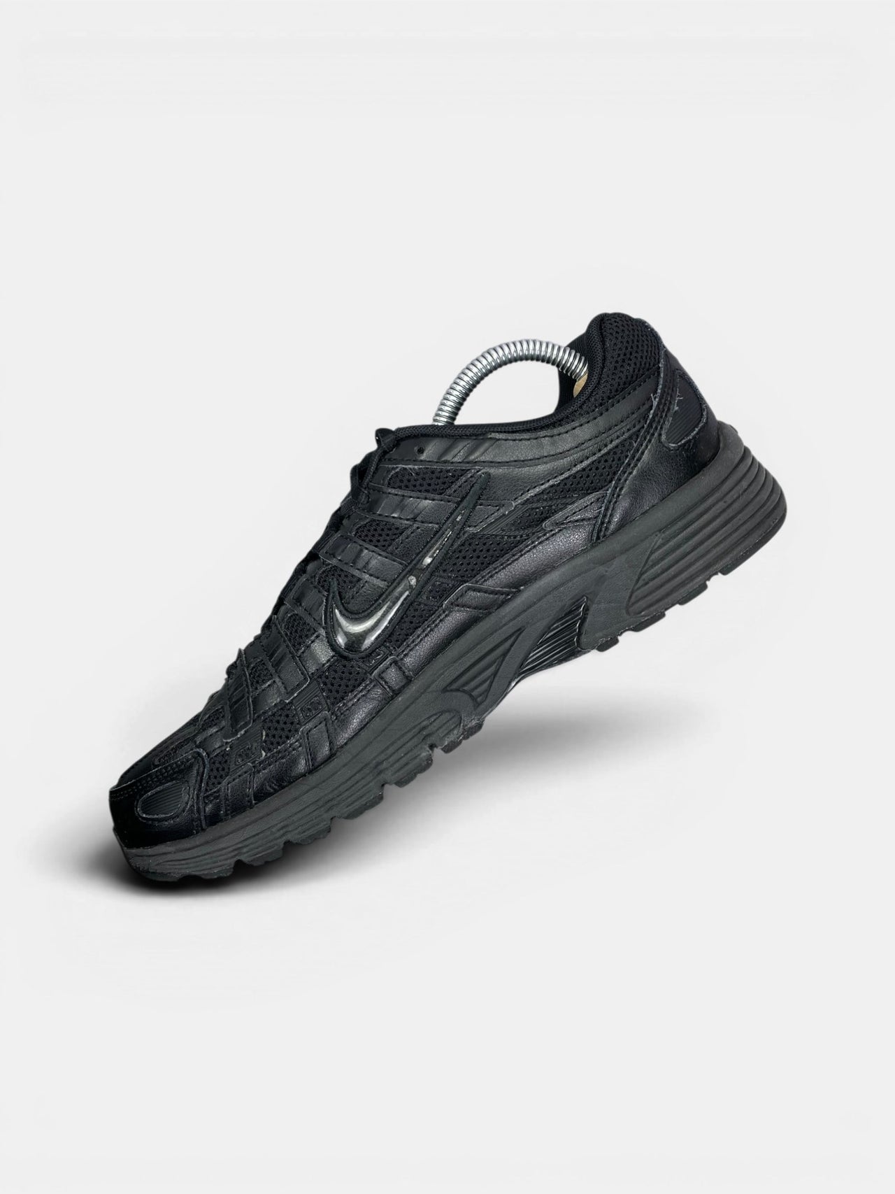 Nike P-6000 Black — buty sportowe męskie w bardzo dobrym stanie rozmiar 42.5, wewnętrzny panel prawego buta