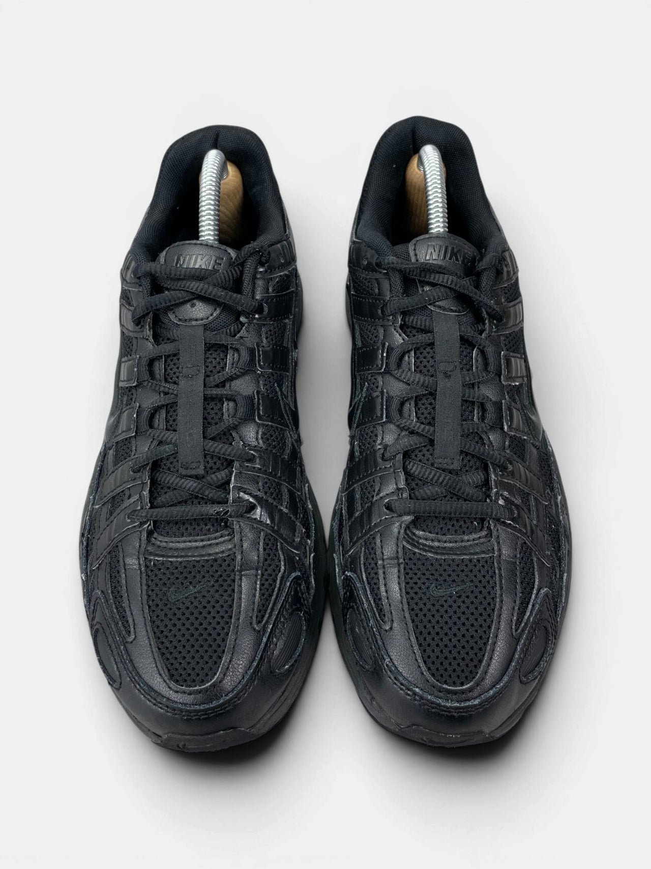 Nike P-6000 Black — buty sportowe męskie w bardzo dobrym stanie rozmiar 42.5, widok z góry
