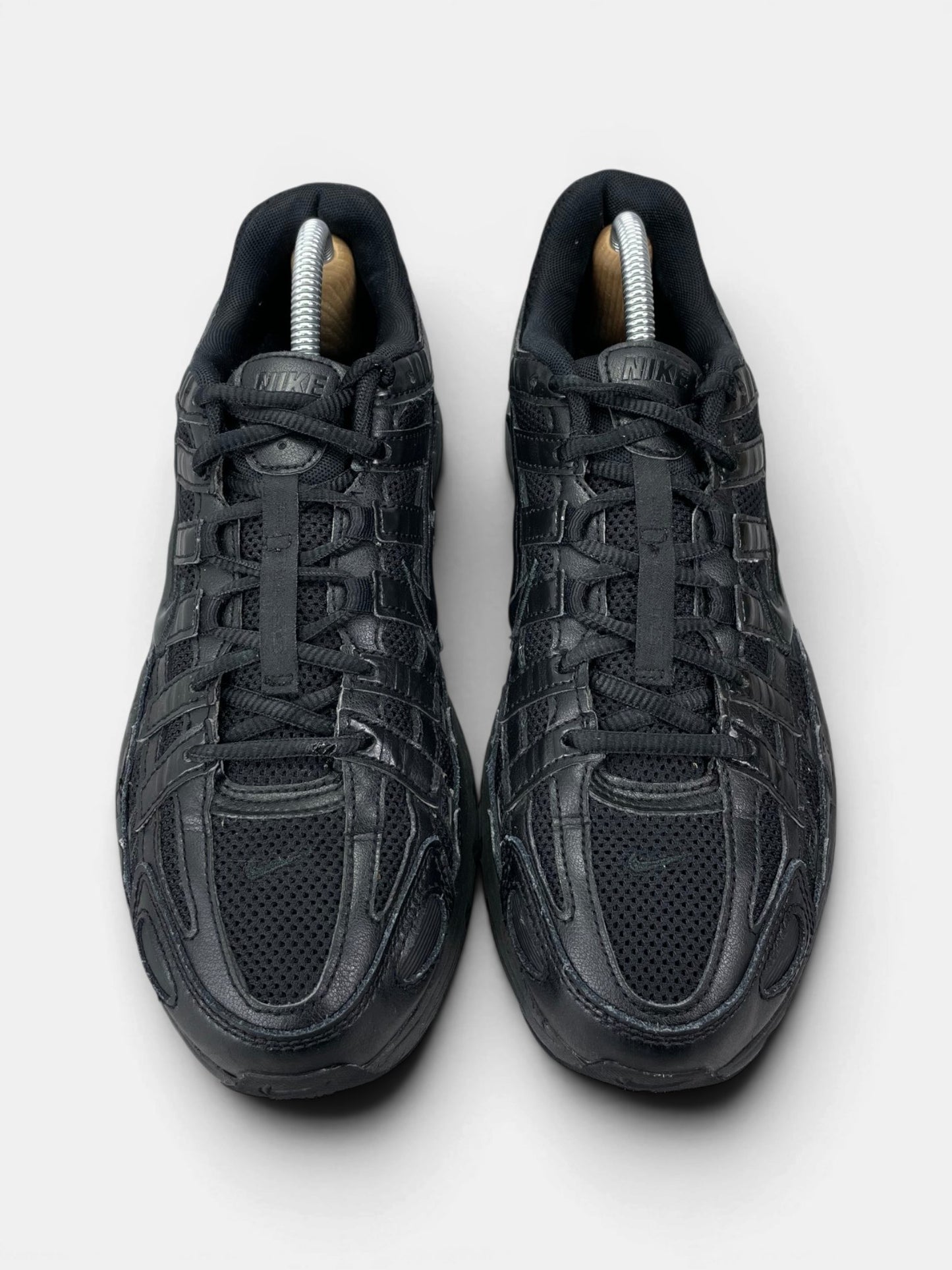 Nike P-6000 Black — buty sportowe męskie w bardzo dobrym stanie rozmiar 42.5, widok z góry