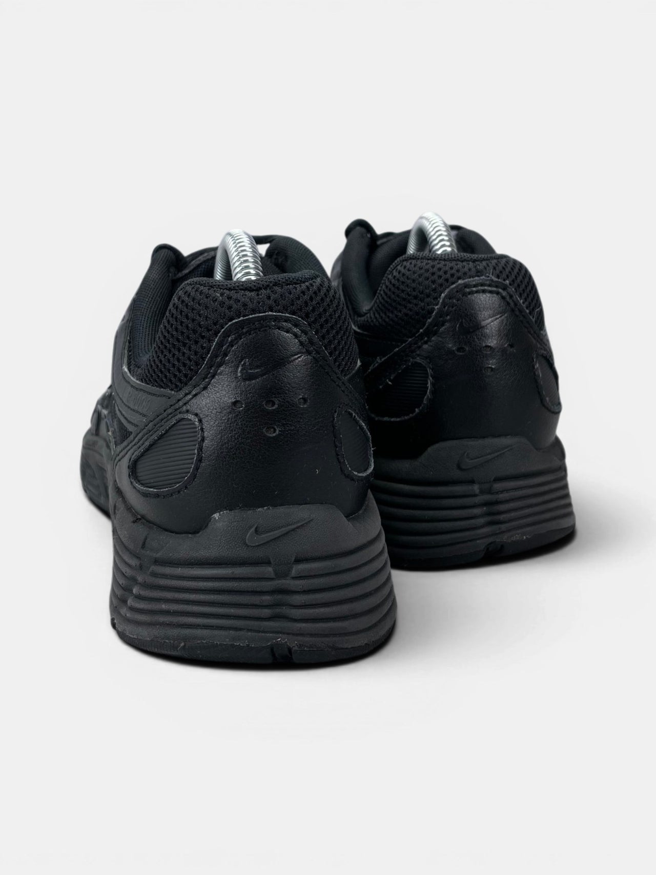 Nike P-6000 Black — buty sportowe męskie w bardzo dobrym stanie rozmiar 42.5, widok z tyłu