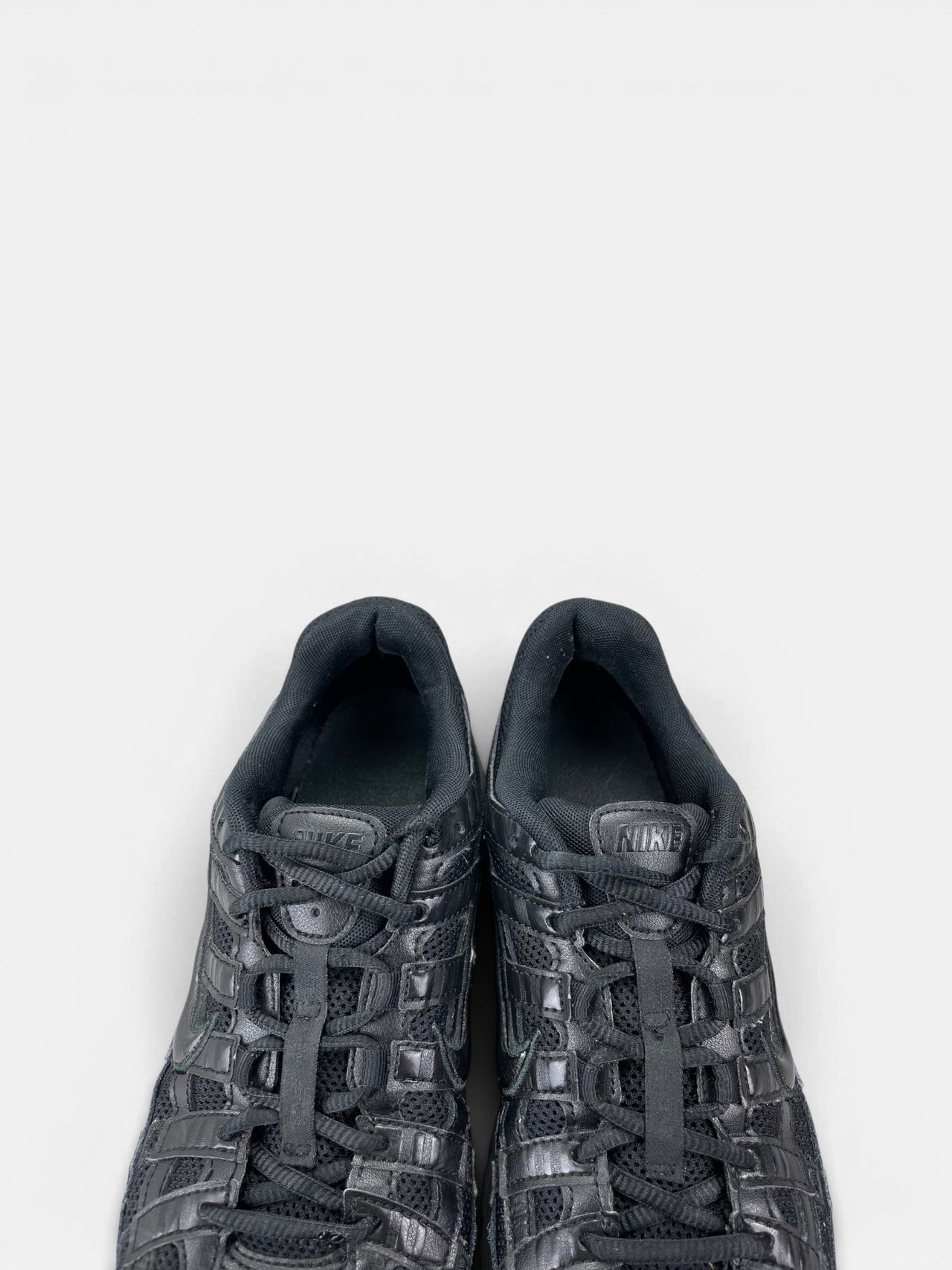 Nike P-6000 Black — buty sportowe męskie w bardzo dobrym stanie rozmiar 42.5, zapiętki butów
