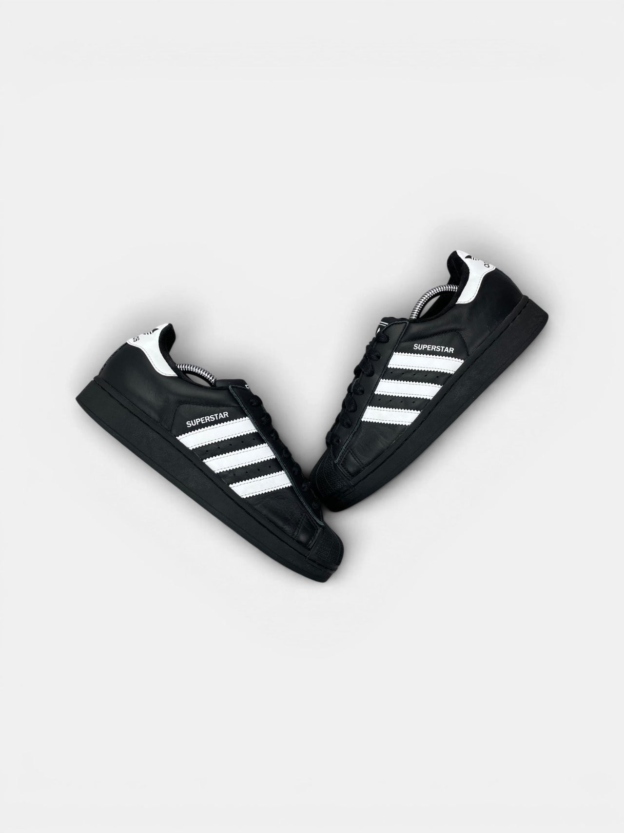 Adidas Superstar II Black White — buty sportowe damskie w bardzo dobrym stanie rozmiar 40, widok z góry na zewnętrzną stronę butów