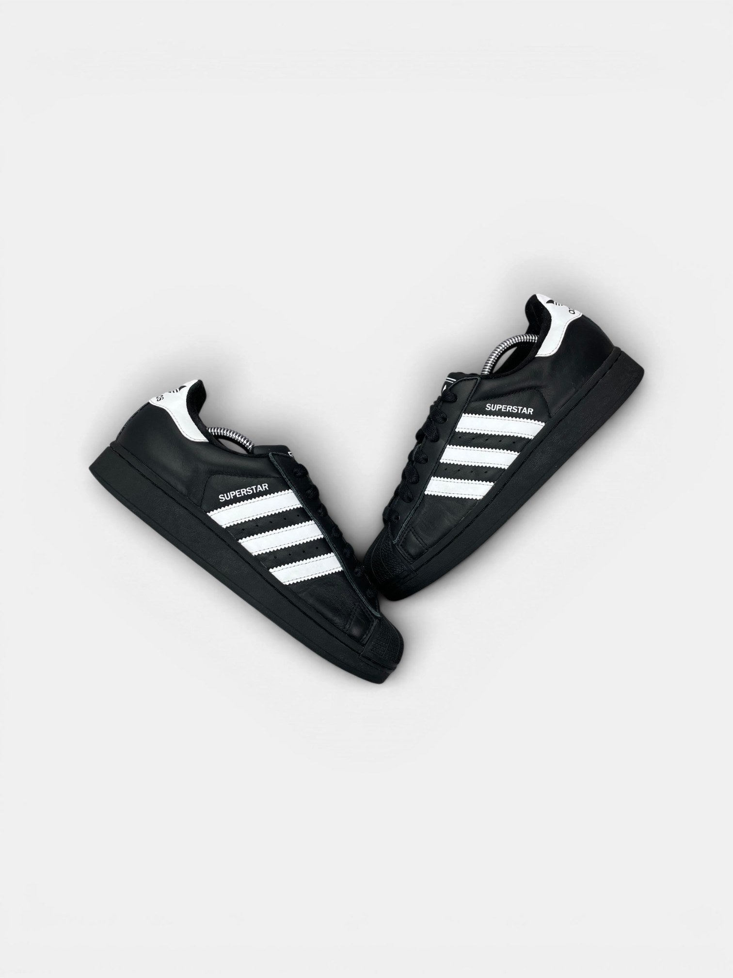 Adidas Superstar II Black White — buty sportowe damskie w bardzo dobrym stanie rozmiar 40, widok z góry na zewnętrzną stronę butów
