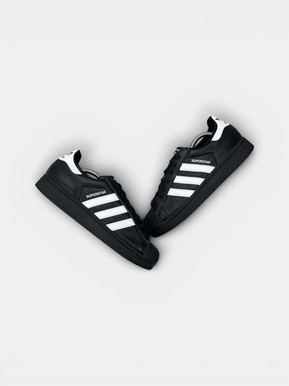Adidas Superstar II Black White — buty sportowe damskie w bardzo dobrym stanie rozmiar 40, widok z góry na zewnętrzną stronę butów