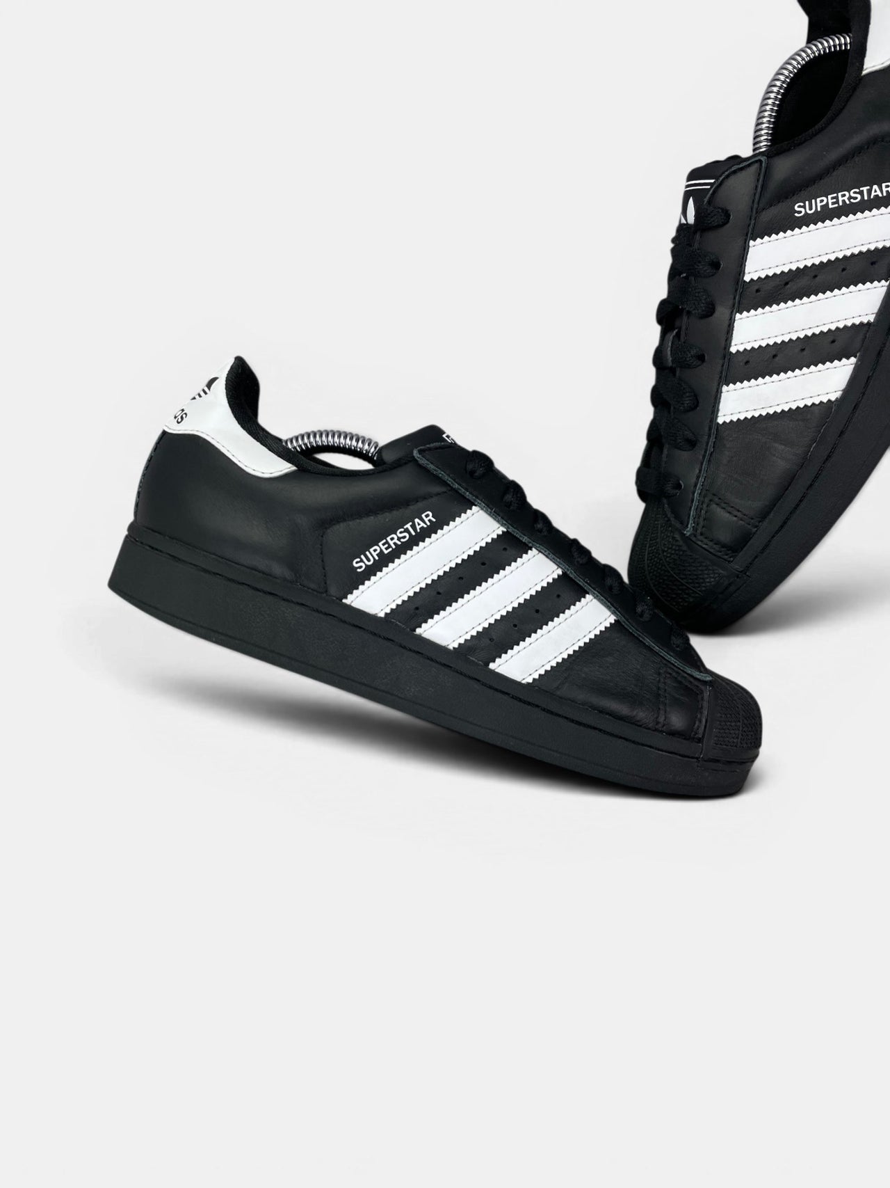 Adidas Superstar II Black White — buty sportowe damskie w bardzo dobrym stanie rozmiar 40, zewnętrzny panel prawego buta