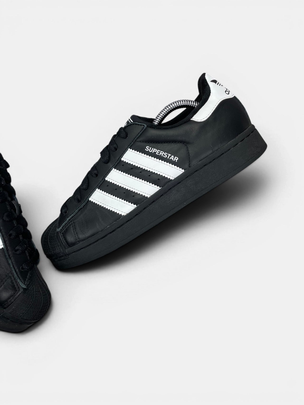 Adidas Superstar II Black White — buty sportowe damskie w bardzo dobrym stanie rozmiar 40, zewnętrzny panel lewego buta