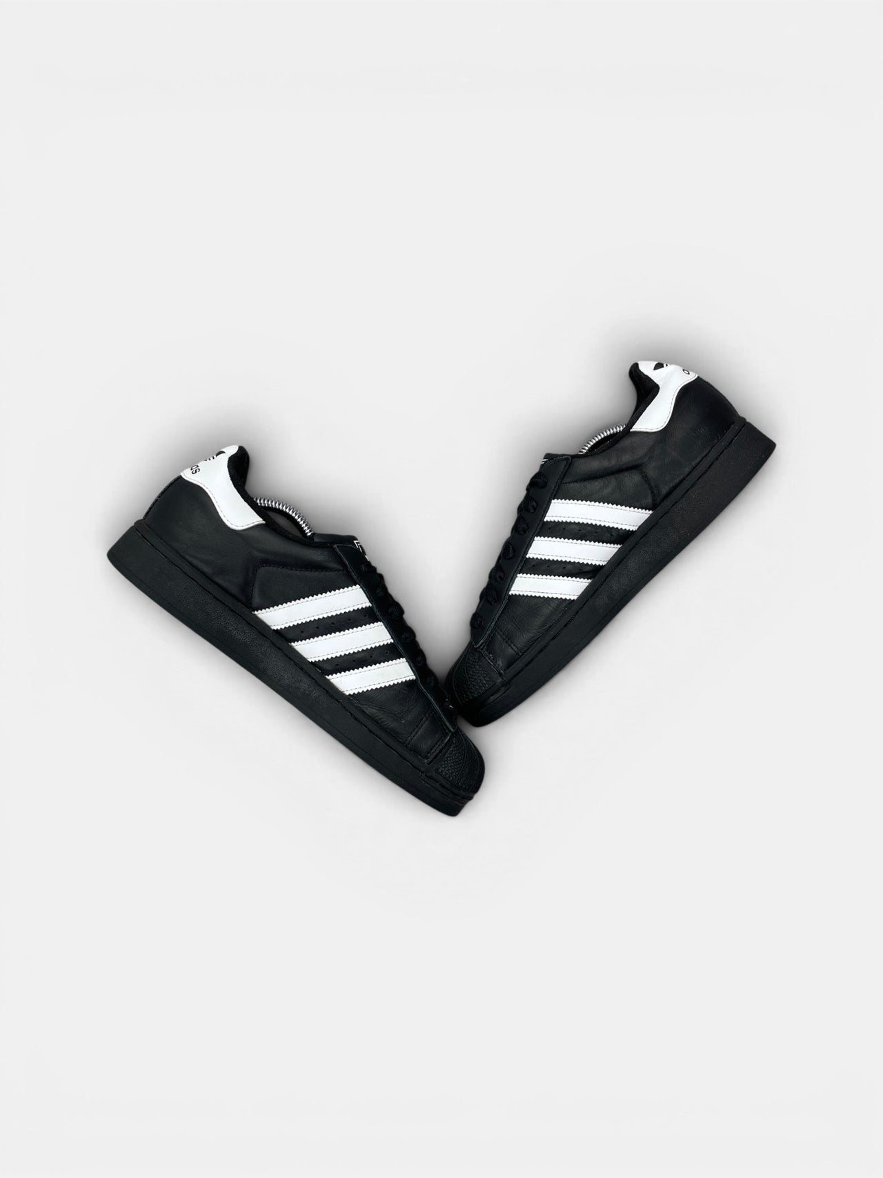 Adidas Superstar II Black White — buty sportowe damskie w bardzo dobrym stanie rozmiar 40, widok z góry na wewnętrzną stronę butów