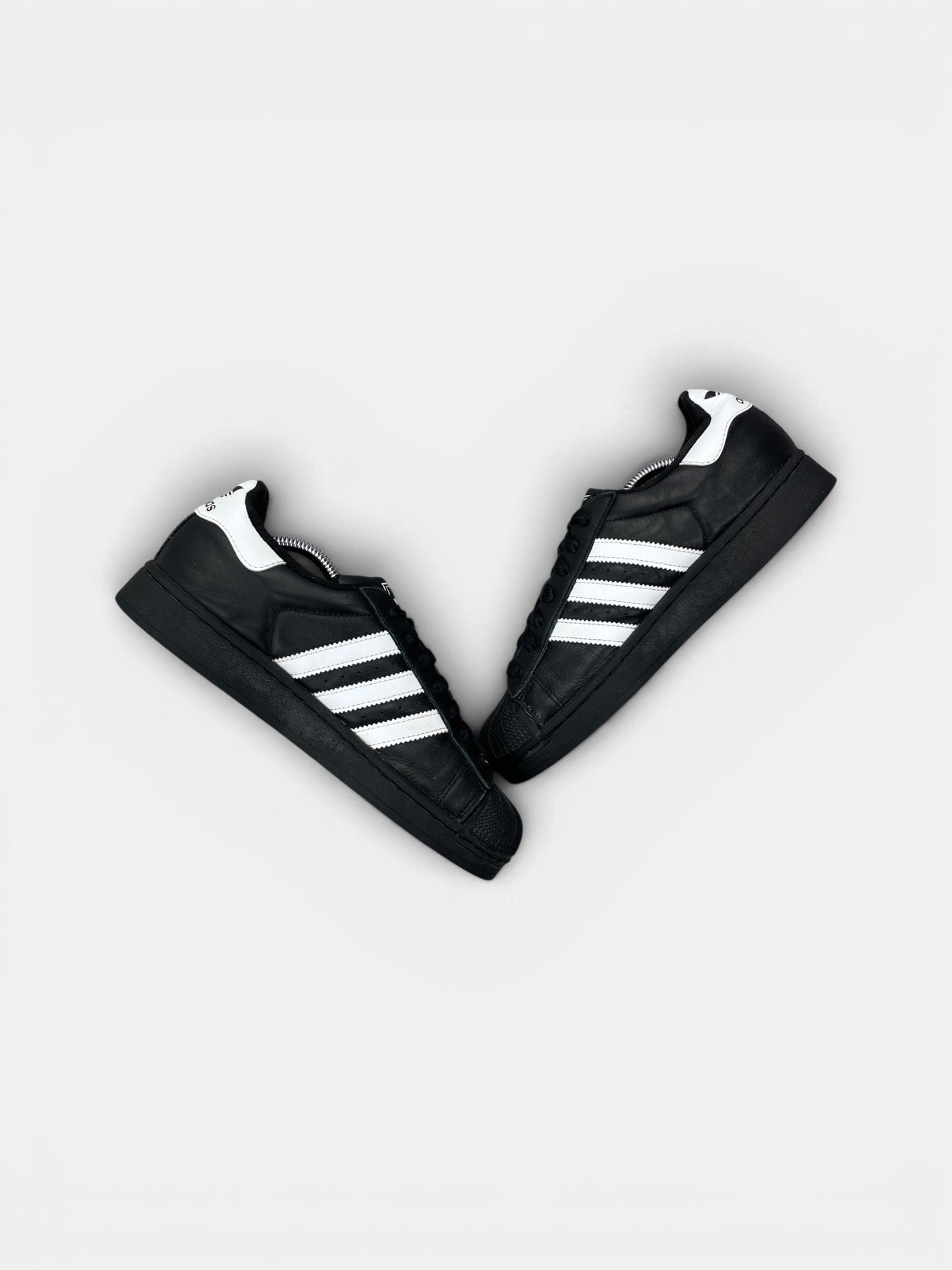 Adidas Superstar II Black White — buty sportowe damskie w bardzo dobrym stanie rozmiar 40, widok z góry na wewnętrzną stronę butów