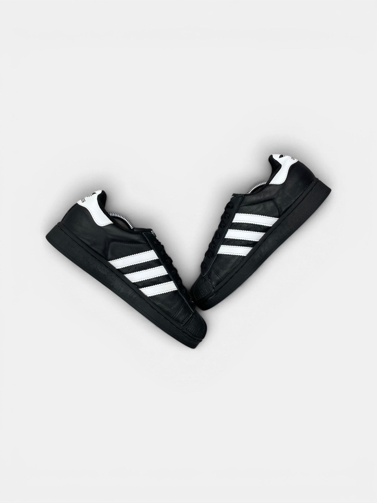 Adidas Superstar II Black White — buty sportowe damskie w bardzo dobrym stanie rozmiar 40, widok z góry na wewnętrzną stronę butów