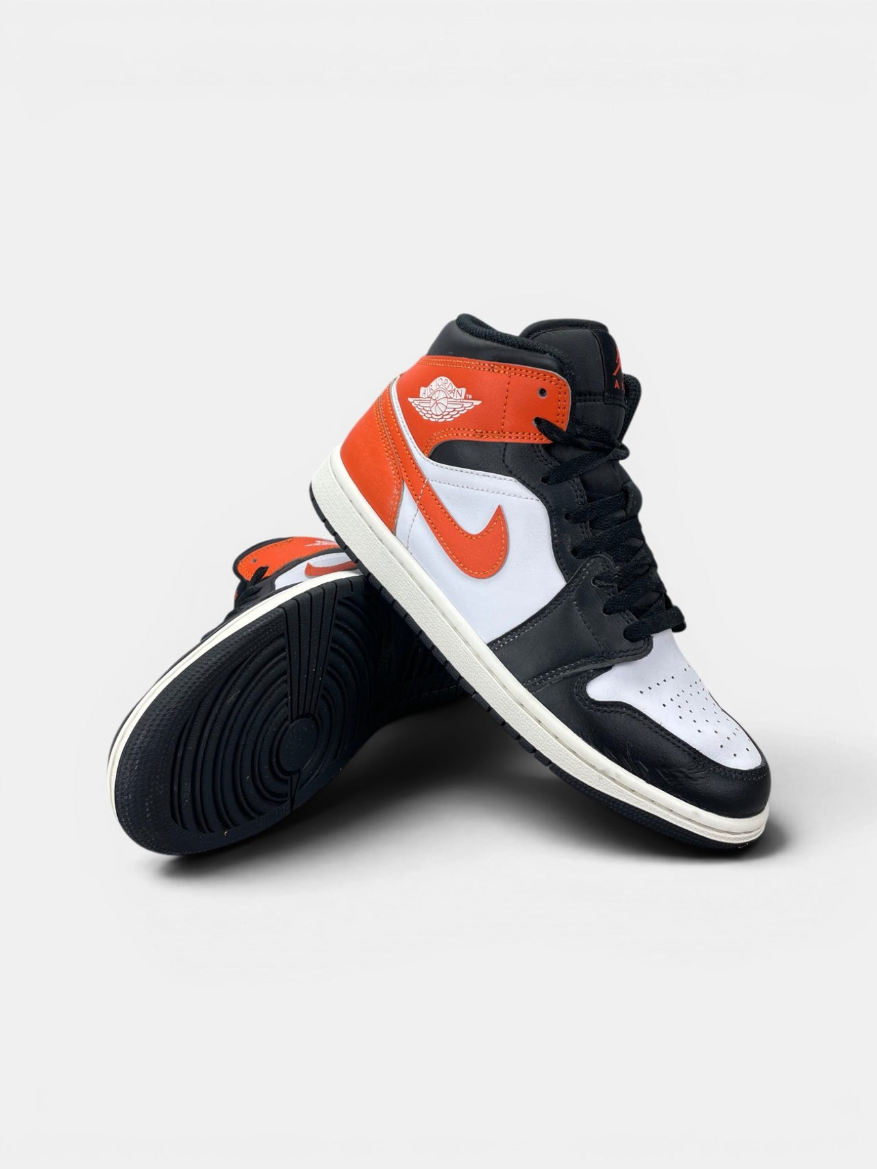 Nike Air Jordan 1 Mid Black Toe Orange — buty sportowe męskie w bardzo dobrym stanie rozmiar 42, boczny profil