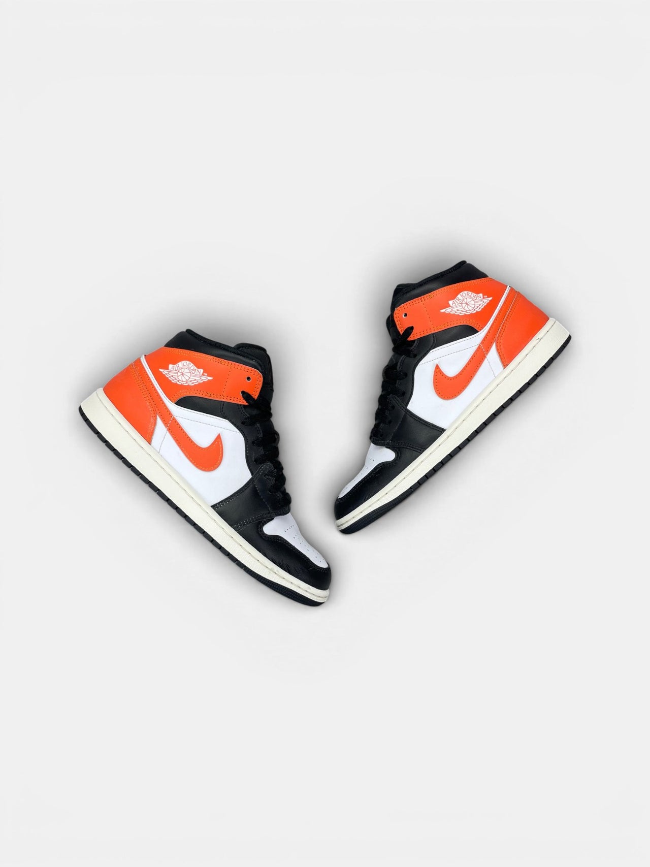 Nike Air Jordan 1 Mid Black Toe Orange — buty sportowe męskie w bardzo dobrym stanie rozmiar 42, widok z góry na zewnętrzną stronę butów