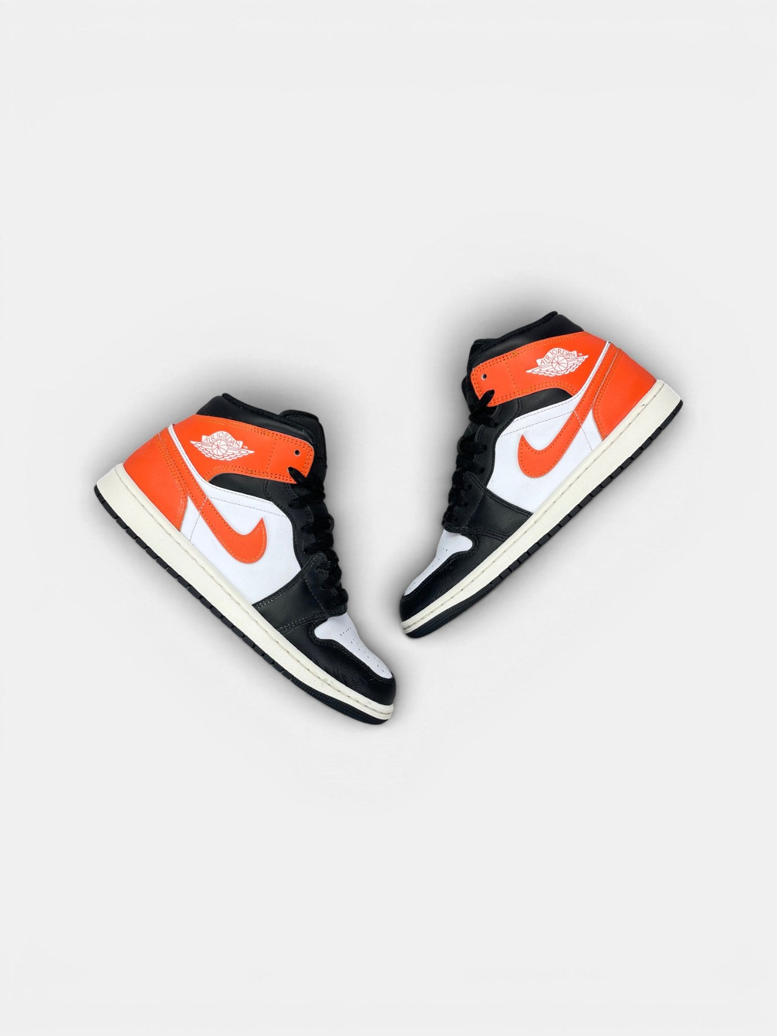 Nike Air Jordan 1 Mid Black Toe Orange — buty sportowe męskie w bardzo dobrym stanie rozmiar 42, widok z góry na zewnętrzną stronę butów