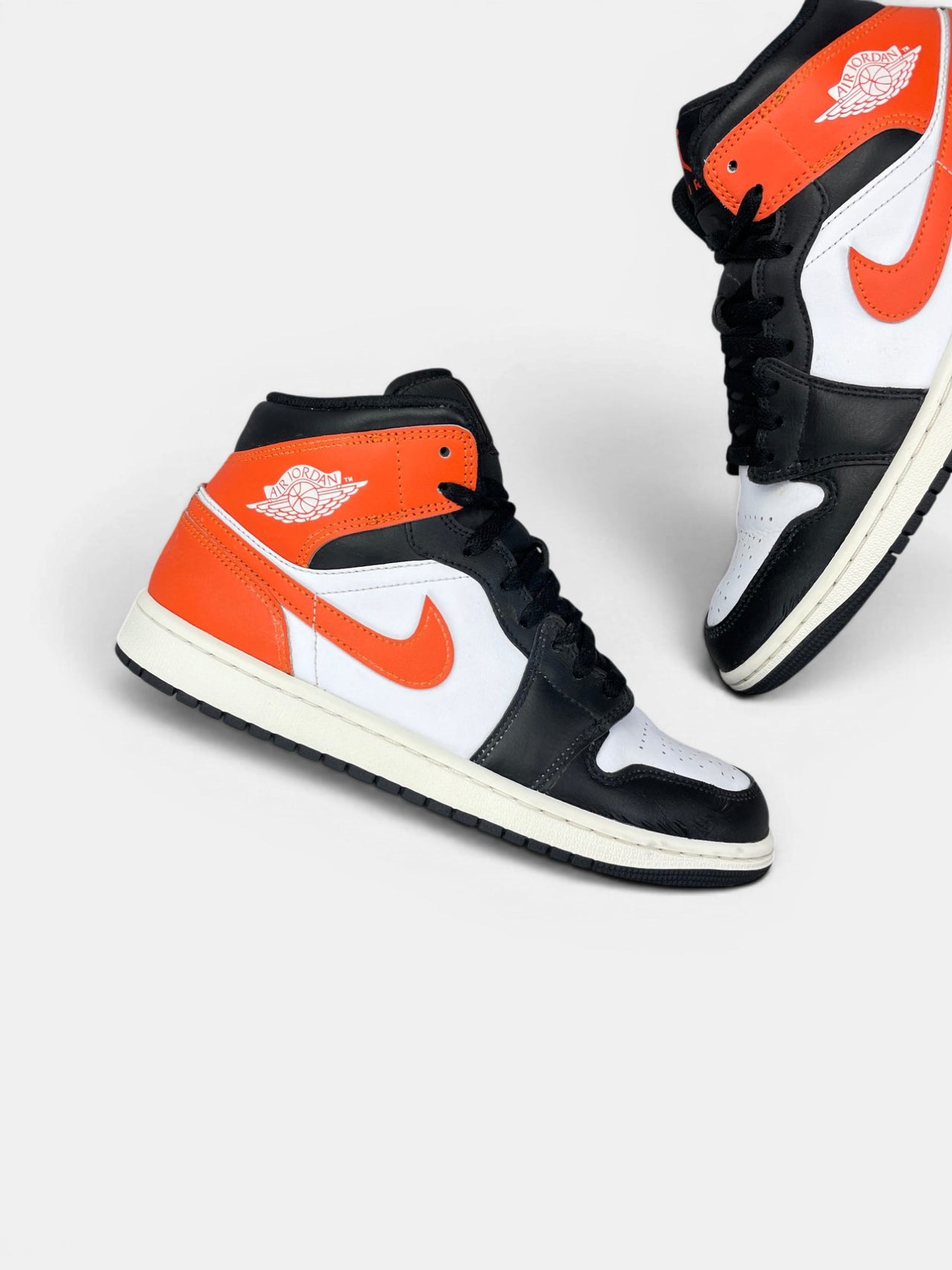 Nike Air Jordan 1 Mid Black Toe Orange — buty sportowe męskie w bardzo dobrym stanie rozmiar 42, zewnętrzny panel prawego buta