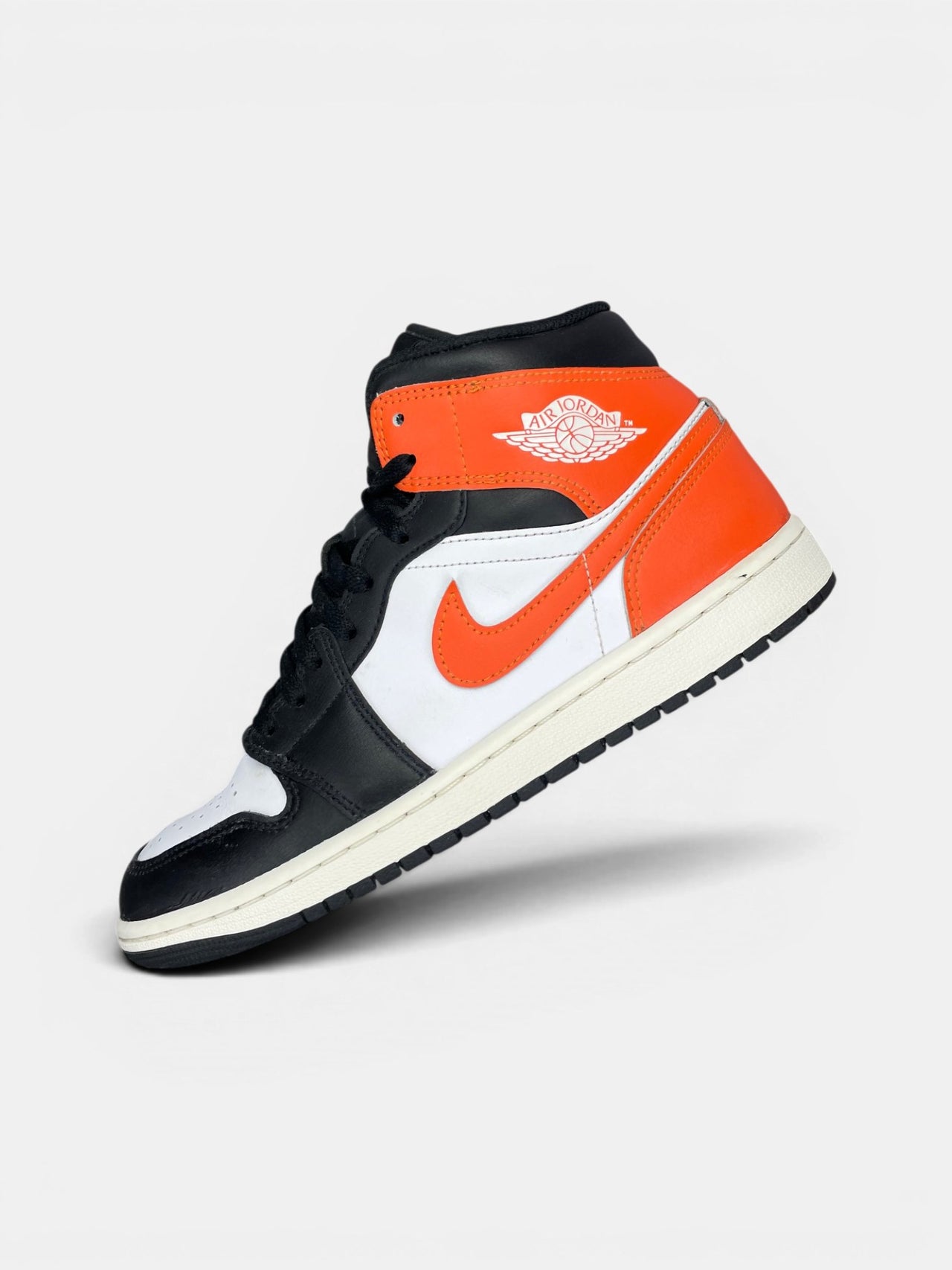 Nike Air Jordan 1 Mid Black Toe Orange — buty sportowe męskie w bardzo dobrym stanie rozmiar 42, zewnętrzny panel lewego buta