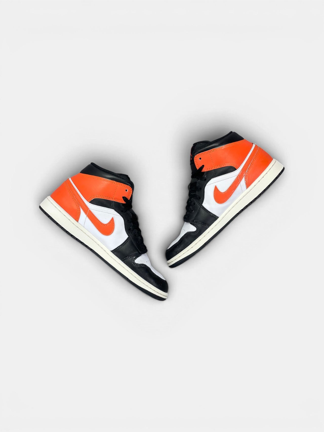 Nike Air Jordan 1 Mid Black Toe Orange — buty sportowe męskie w bardzo dobrym stanie rozmiar 42, widok z góry na wewnętrzną stronę butów