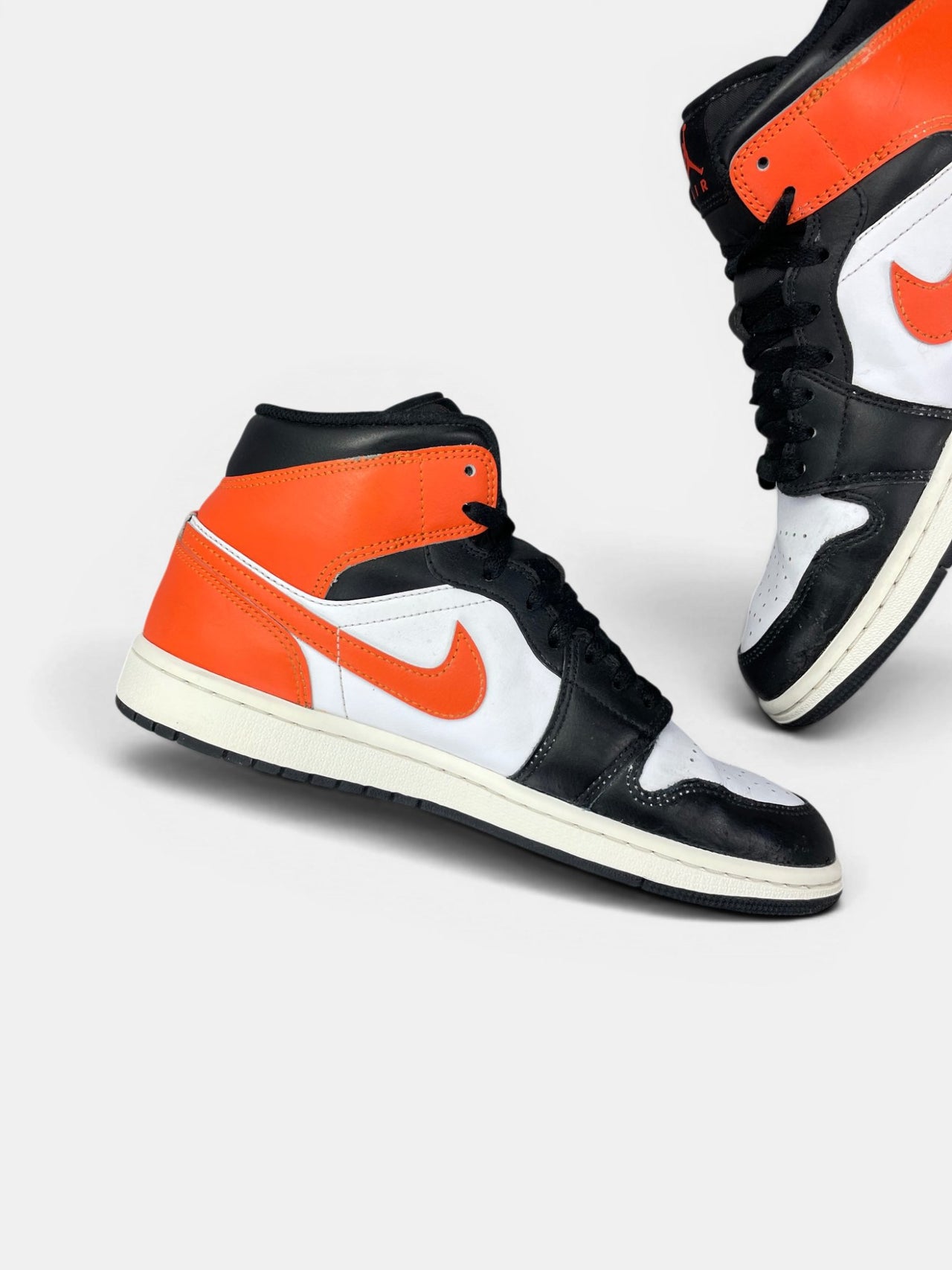 Nike Air Jordan 1 Mid Black Toe Orange — buty sportowe męskie w bardzo dobrym stanie rozmiar 42, wewnętrzny panel lewego buta