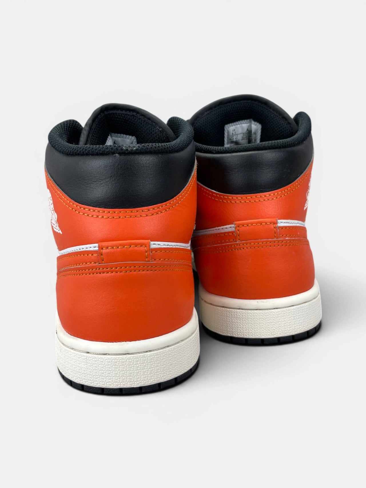 Nike Air Jordan 1 Mid Black Toe Orange — buty sportowe męskie w bardzo dobrym stanie rozmiar 42, widok z tyłu