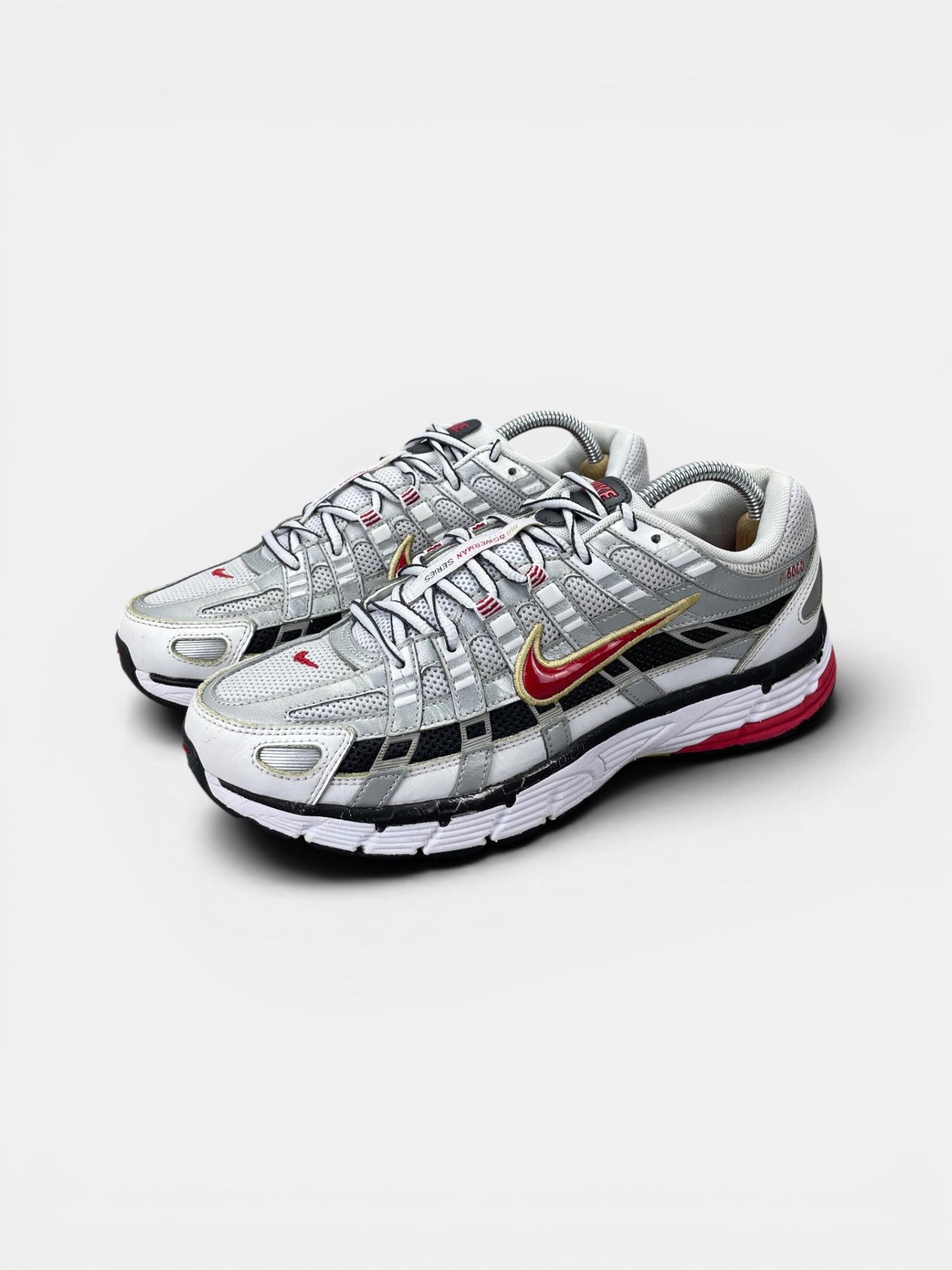 Nike P-6000 Metallic Silver Red — buty sportowe męskie w bardzo dobrym stanie rozmiar 42, widok z boku