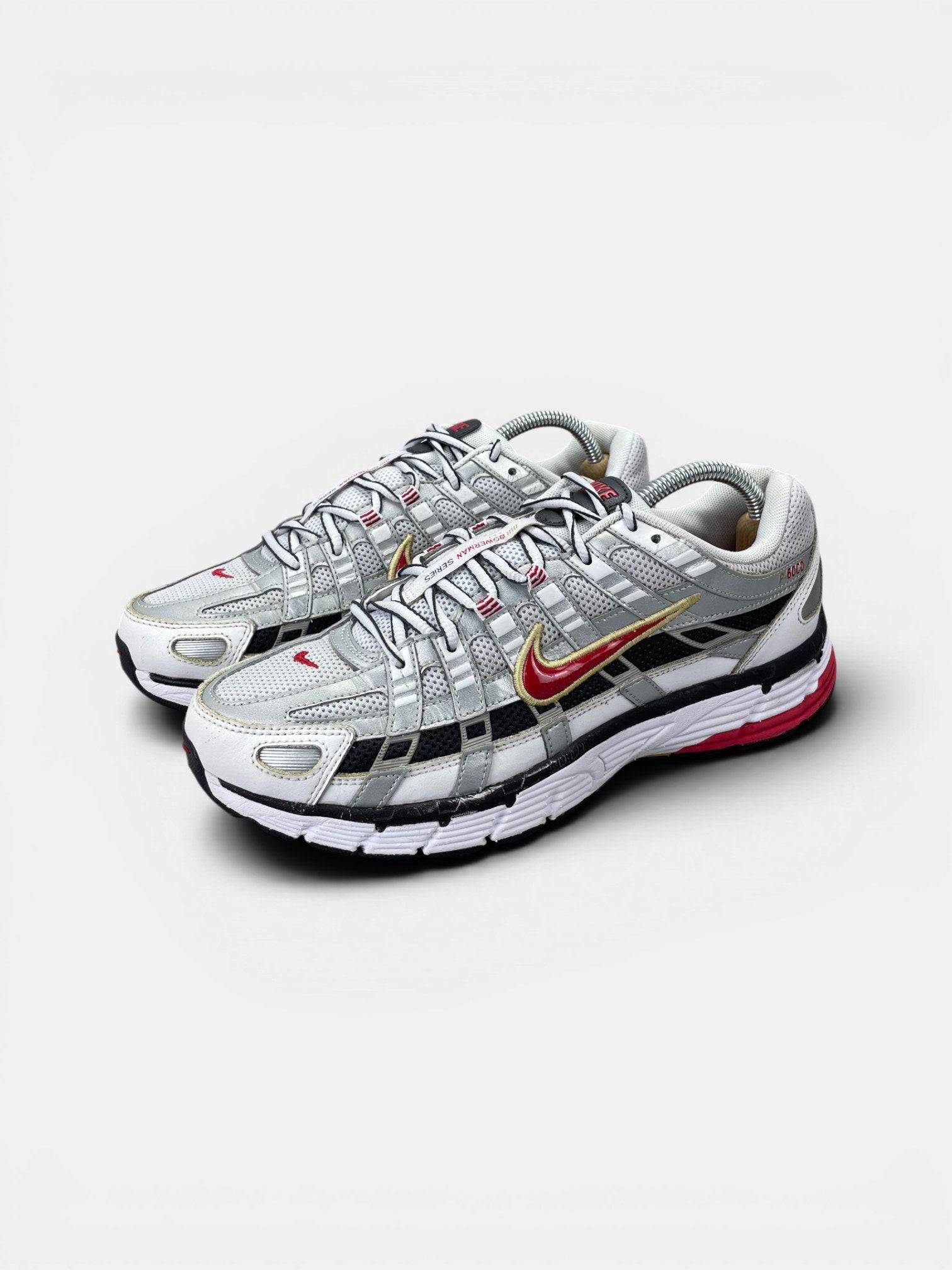 Nike P-6000 Metallic Silver Red — buty sportowe męskie w bardzo dobrym stanie rozmiar 42, widok z boku