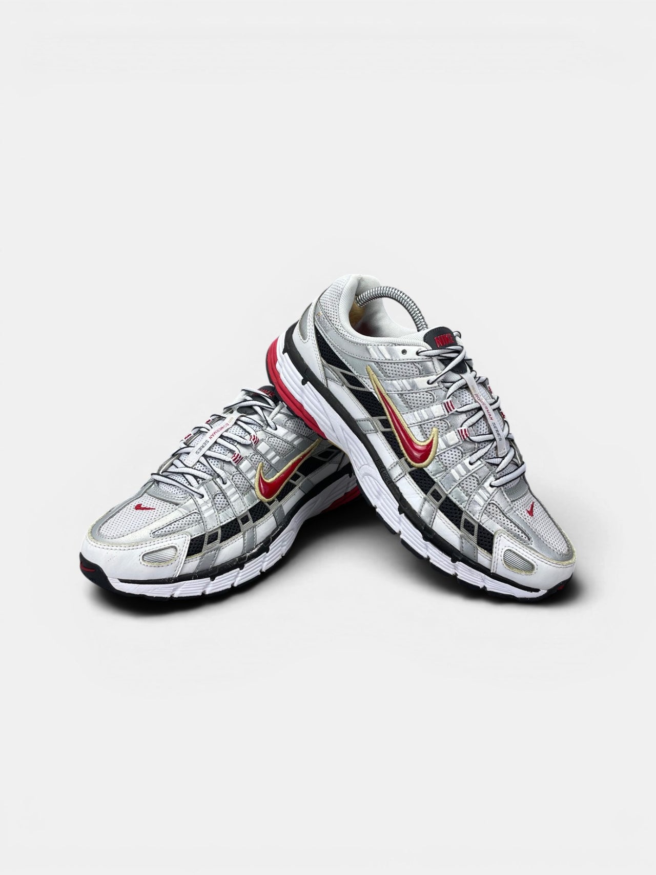 Nike P-6000 Metallic Silver Red — buty sportowe męskie w bardzo dobrym stanie rozmiar 42, boczny profil