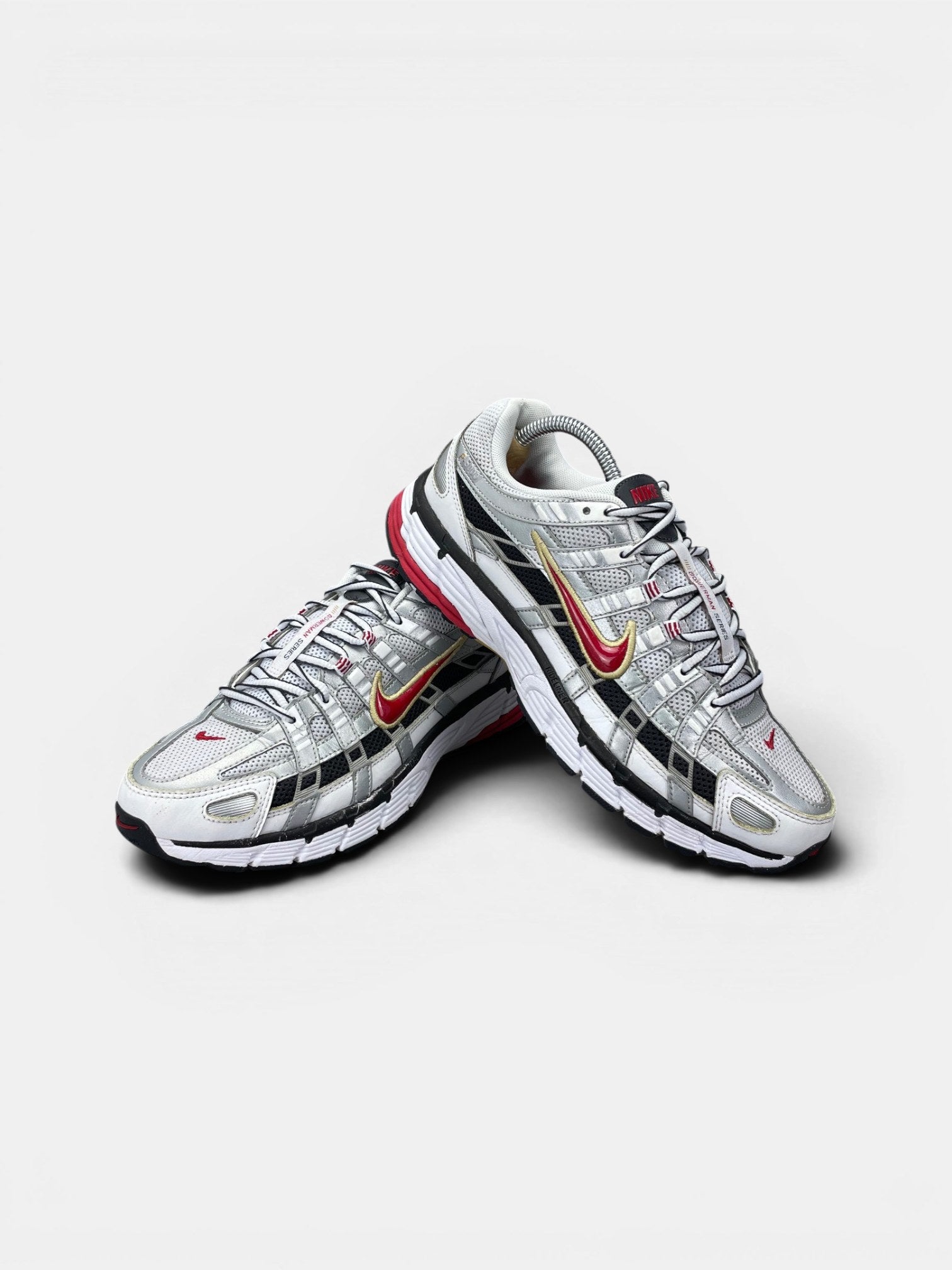 Nike P-6000 Metallic Silver Red — buty sportowe męskie w bardzo dobrym stanie rozmiar 42, boczny profil