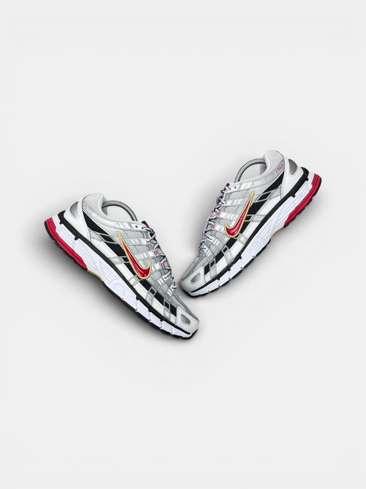 Nike P-6000 Metallic Silver Red — buty sportowe męskie w bardzo dobrym stanie rozmiar 42, widok z góry na zewnętrzną stronę butów