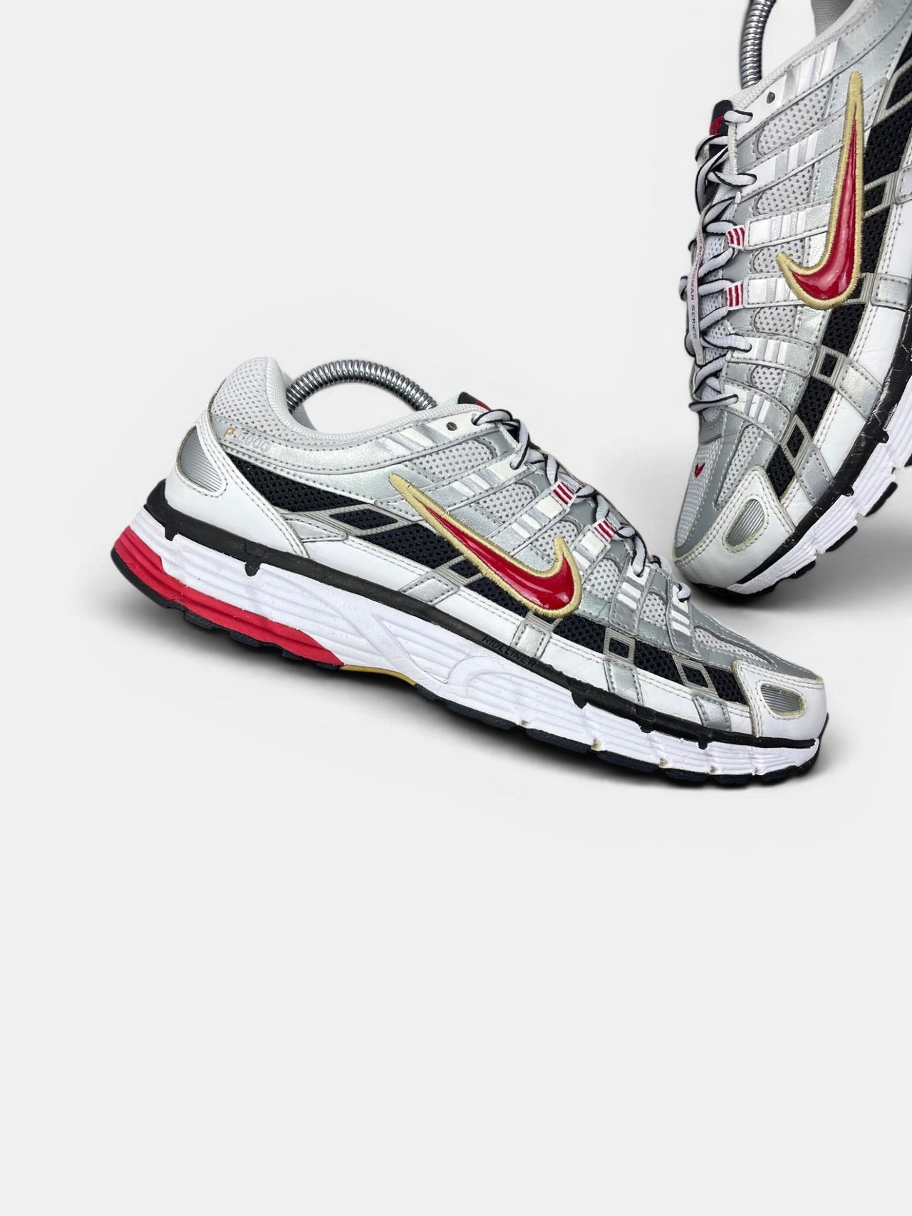 Nike P-6000 Metallic Silver Red — buty sportowe męskie w bardzo dobrym stanie rozmiar 42, zewnętrzny panel prawego buta