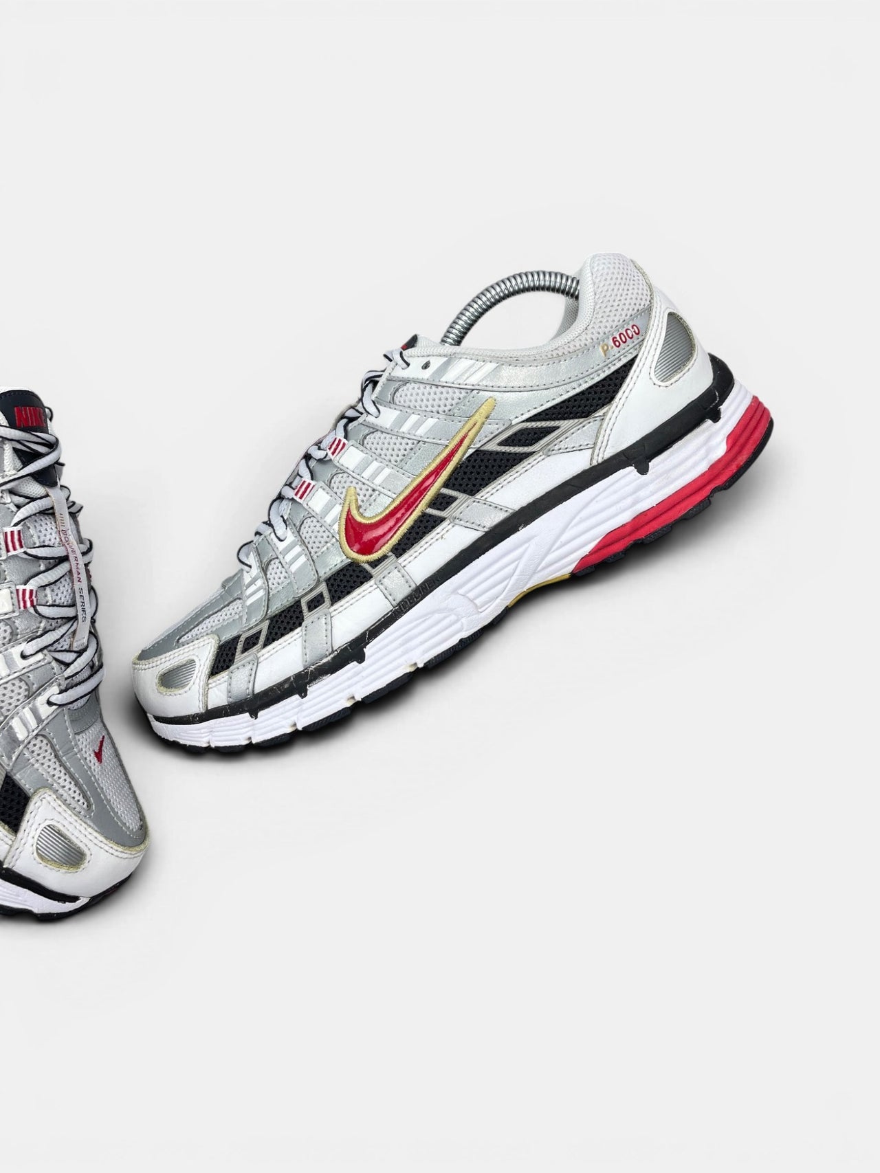 Nike P-6000 Metallic Silver Red — buty sportowe męskie w bardzo dobrym stanie rozmiar 42, zewnętrzny panel lewego buta