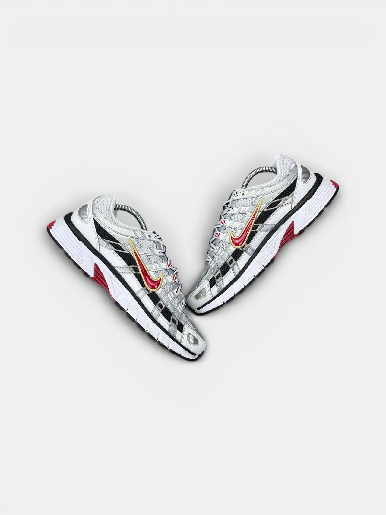 Nike P-6000 Metallic Silver Red — buty sportowe męskie w bardzo dobrym stanie rozmiar 42, widok z góry na wewnętrzną stronę butów