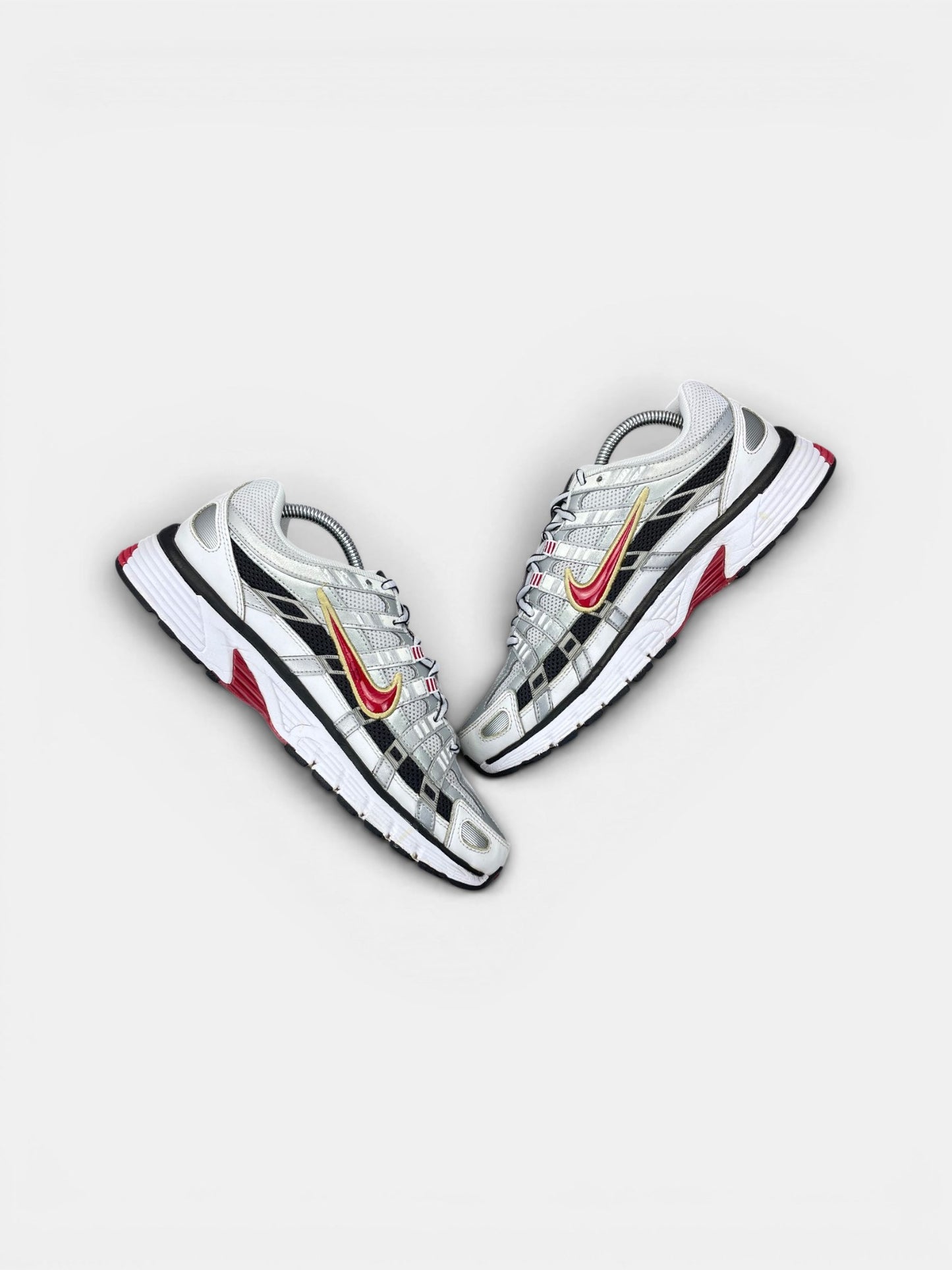 Nike P-6000 Metallic Silver Red — buty sportowe męskie w bardzo dobrym stanie rozmiar 42, widok z góry na wewnętrzną stronę butów