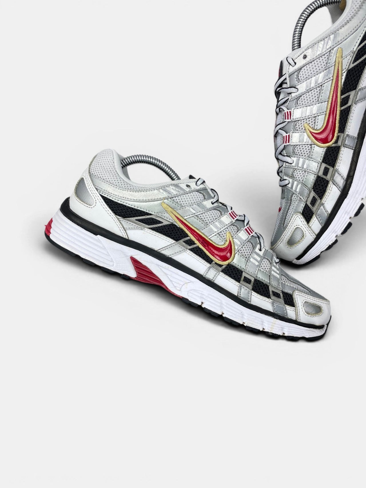 Nike P-6000 Metallic Silver Red — buty sportowe męskie w bardzo dobrym stanie rozmiar 42, wewnętrzny panel lewego buta