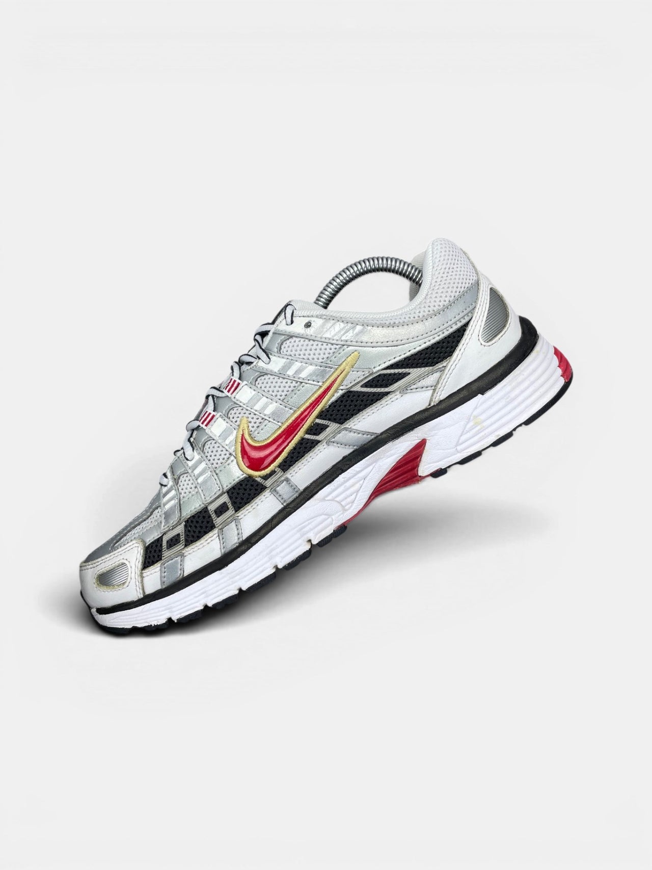 Nike P-6000 Metallic Silver Red — buty sportowe męskie w bardzo dobrym stanie rozmiar 42, wewnętrzny panel prawego buta